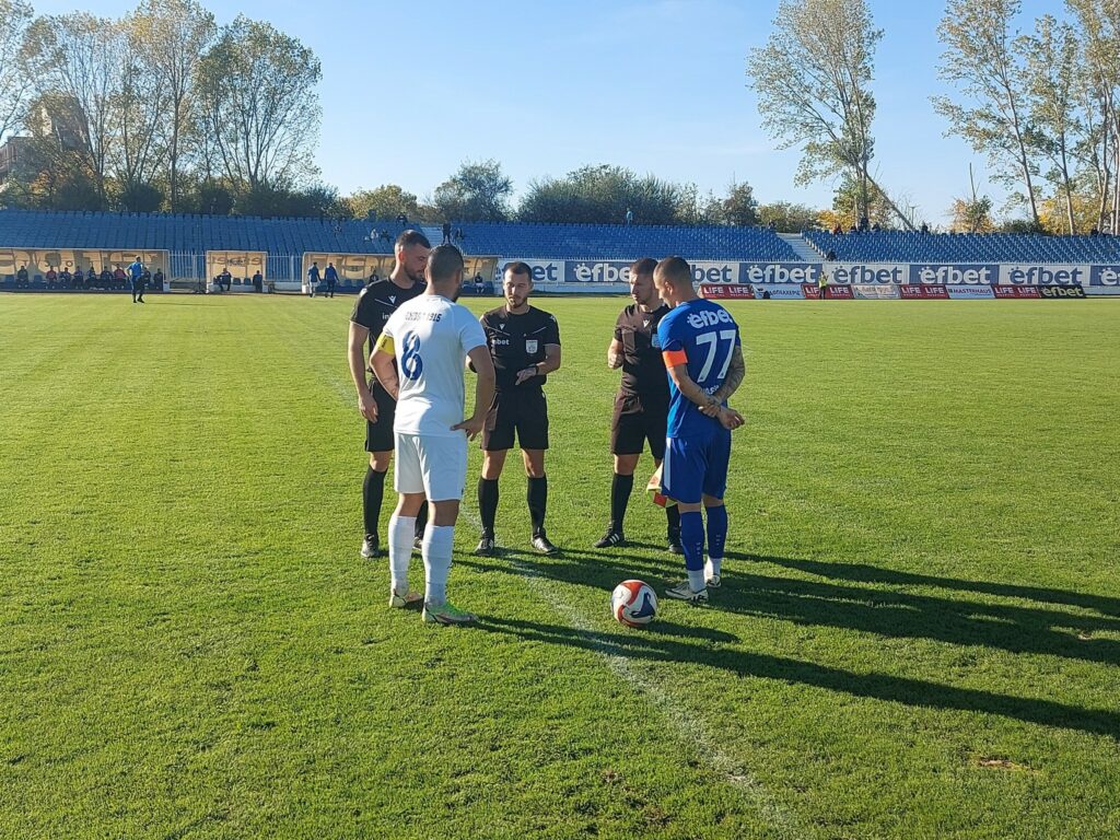 ОФК Несебър се наложи над Ямбол с 3:1 в един от вълнуващите мачове от 15-ия кръг на Югоизточната Трета лига. Възпитаниците на старши треньора Мирослав Косев бързо преодоляха предишната си загуба от Розова долина (Казанлък) с 0:1, за да се върнат на победен път. Два гола за победата отбеляза Иван Колев, докато Христо Георгиев добави още едно попадение. Първото полувреме завърши при резултат 0:0, но Несебър се откъсна напред в 51-вата минута чрез първото попадение на Иван Колев. Георги Динков изравни за Ямбол в 59-ата минута, но в 75-ата минута Христо Георгиев реализира за 2:1. В края на срещата Иван Колев отново беше точен, за да оформи окончателното 3:1. Отборът на Ямбол завърши срещата с намален състав след червен картон на Станислав Вълчев. В следващия кръг ОФК Несебър ще бъде домакин на голямото дерби в Югоизточната Трета лига срещу Марица (Пловдив) в събота, 8 ноември, от 14:30 часа. Разликата между двата отбора остава само една точка в полза на Марица.