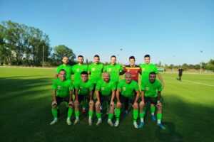 Устрем (Дончево) претърпя загуба с 0:1 при гостуването си на Доростол Силистра в мач от 12-ия кръг на Североизточната Трета лига. Това е трета поредна загуба за "зелените", които стартираха сезона отлично, но напоследък срещат трудности в своите мачове. Домакините от Доростол откриха резултата още в 3-ата минута след грешка в отбраната на Устрем. От този момент гостите активно търсеха изравняване, центрираха топката в наказателното поле на домакините, но не успяваха да отправят точни удари. През второто полувреме Доростол имаха още една възможност за увеличаване на преднината, но не я използваха. "Зелените" останаха по-активни, но не успяха да изравнят. Виктор Христов изпусна един от най-добрите шансове, когато неговият удар беше спасен от вратаря на домакините и се удари в гредата. "Не става игра по този начин. Имаше голямо лежане, бавене, съдията накъсваше мача, свирят се и тънки нарушения, изнервя се ситуацията. Доростол е такъв, домакински отбор. Лошото е, че няма темпо във футбола. Имахме много ситуации, от които да вкараме гол и дори да вземем мача. Но има и такива двубои, в които просто не влиза и не влиза.", сподели след срещата наставникът на Устрем Димитър Димитров. В следващия кръг Устрем (Дончево) ще бъде домакин на Олимпик (Варна).