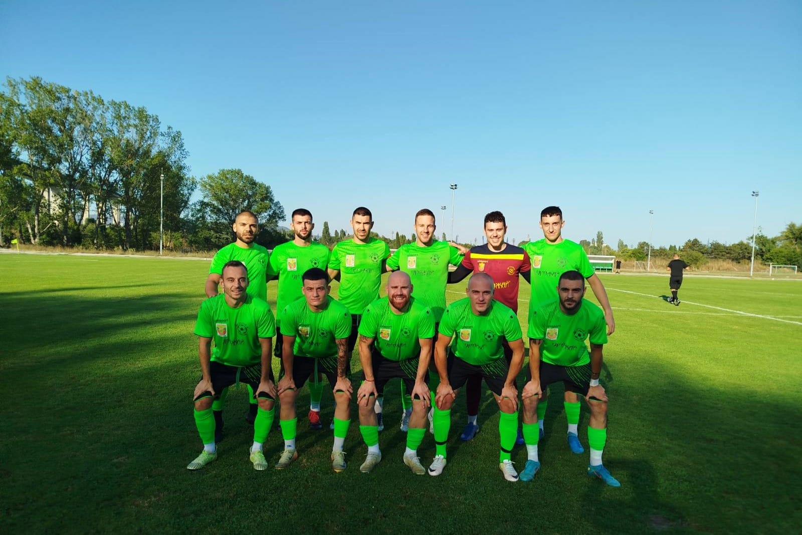 Устрем (Дончево) претърпя загуба с 0:1 при гостуването си на Доростол Силистра в мач от 12-ия кръг на Североизточната Трета лига. Това е трета поредна загуба за "зелените", които стартираха сезона отлично, но напоследък срещат трудности в своите мачове. Домакините от Доростол откриха резултата още в 3-ата минута след грешка в отбраната на Устрем. От този момент гостите активно търсеха изравняване, центрираха топката в наказателното поле на домакините, но не успяваха да отправят точни удари. През второто полувреме Доростол имаха още една възможност за увеличаване на преднината, но не я използваха. "Зелените" останаха по-активни, но не успяха да изравнят. Виктор Христов изпусна един от най-добрите шансове, когато неговият удар беше спасен от вратаря на домакините и се удари в гредата. "Не става игра по този начин. Имаше голямо лежане, бавене, съдията накъсваше мача, свирят се и тънки нарушения, изнервя се ситуацията. Доростол е такъв, домакински отбор. Лошото е, че няма темпо във футбола. Имахме много ситуации, от които да вкараме гол и дори да вземем мача. Но има и такива двубои, в които просто не влиза и не влиза.", сподели след срещата наставникът на Устрем Димитър Димитров. В следващия кръг Устрем (Дончево) ще бъде домакин на Олимпик (Варна).