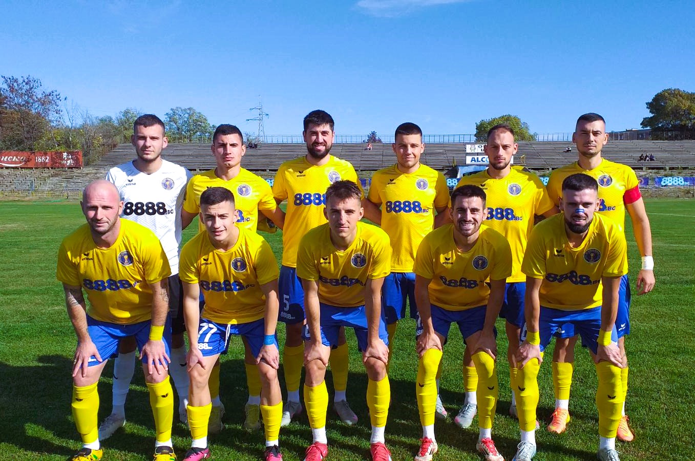 Волов-Шумен 2007 постигна победа с 2:1 при гостуването си на Олимпик (Варна) в среща от 12-ия кръг на Североизточната Трета лига. "Жълто-сините" успяха да обърнат резултата в своя полза, записвайки втора поредна победа и четвърта в последните пет мача. Домакините откриха резултата през първото полувреме с гол на Никола Стоянов. Във втората част обаче, шуменци успяха да постигнат пълен обрат. Румен Николов изравни резултата в 58-ата минута, завършвайки красива комбинация след изпълнение на свободен удар. Това даде импулс на гостите, които успяха да постигнат крайната победа в 69-ата минута, когато Димитър Игнатовски спечели и реализира дузпа за 1:2. До край на мача, Волов-Шумен 2007 показа по-активна и уверена игра и съхрани преднината си. "Победата е заслужена, защото бяхме по-добрите. Както във всеки мач, започнахме трудно, но този път завършихме добре. Бих подчертал спортсменското поведение от двата отбора. Олимпик не са лош отбор, играят заедно от доста време, но им липсва опита. Това им е слабото място. Издържат си до края на мача, добре тренирани са.", сподели след срещата президентът на победителите Иван Станчев. Следващият съперник на Волов-Шумен 2007 е тимът на Аксаково в мач, който ще се проведе в сряда, 5-ти ноември. Срещата, която е отложена от седмия кръг, ще започне в 14:30 часа.