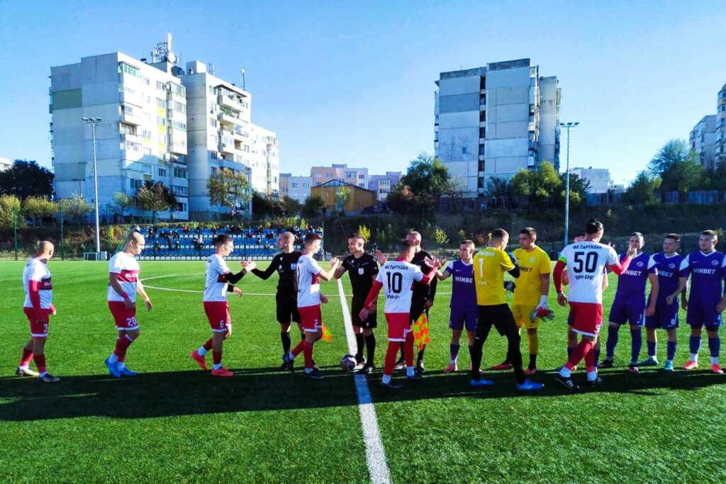 Отборът на Партизан (Червен бряг) изигра добър мач, но претърпя загуба в гостуването си на един от лидерите в първенството. В Мездра "партизаните" отстъпиха с 0:2 срещу местния Локомотив в мач от последния есенен кръг на Северозападната Трета лига. Домакините поведоха още в първите 15 минути на игра. При този резултат, Стефан Христов имаше отлична възможност да изравни, която обаче не реализира. В началото на второто полувреме Локомотив добави още едно попадение, а малко след 80-ата минута Партизан остана с десет души след втори жълт картон на Тони Паликрушев. Най-сериозното притеснение за Партизан обаче са контузиите на още двама футболисти. Жюлиен Бенков получи травма след мача, а Мартин Янков доигра срещата с болка в глезена. И двамата могат да пропуснат последния мач на отбора за този полусезон. "С, меко казано, разклатеното състояние на отбора, съм доволен от представянето. За мача с Малчика не бяхме отбор, сега се събрахме и изиграхме мача като отбор. Имахме едно отлично чисто положение, за съжаление само едно. Но с оглед състоянието, в което сме, бяхме 13 души, много трудно можеш да вземеш нещо в гостуване на лидер като Мездра. Колкото и да звучи несериозно, съм доволен от видяното в мача. Лошото е, че пак даваме жертви. Не знам как ще съберем 11 качествени играчи за двубоя с Ловеч. Не мога да направя оптимален състав. Не съм очаквал толкова много контузии, а те продължават. Все пак ще се опитаме да победим на всяка цена. Така излизахме няколко пъти, изключая мача с Малчика, не се получи.", заяви след днешния мач старши треньорът на "патизаните" Николай Боянов. Полусезонът за Партизан завършва с домакински мач срещу ФК Ловеч в отложен мач от осмия кръг на шампионата. Срещата ще се проведе в събота, 8 ноември, от 14:30 часа.