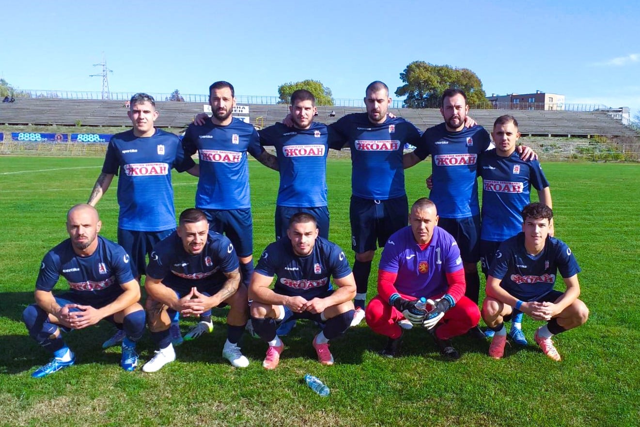 Доростол Силистра постигна минимална победа с 1:0 в домакинството си срещу Устрем (Дончево) в двубой от 12-ия кръг на Североизточната Трета лига. Единственият гол в срещата бе отбелязан още в 4-ата минута от топ реализатора на домакините Ивелин Василев. През първото полувреме силистренци имаха още две чисти възможности за гол, докато гостите не успяха да създадат никакви опасности. През второто полувреме Устрем опита да изравни резултата, излизайки по-напред по терена и предизвика известни трудности на отбраната на Доростол, която обаче се справи. Домакините пропуснаха още една възможност за гол чрез Веселин Николаев. "Прибрахме се добре, защитавахме се добре. Нямаше чак такива критични моменти пред нашата врата. Изиграхме добре тактически мача. Доволен съм, че запазихме суха мрежа и не допускаме много голове като домакини. Добре е, че победихме един от водещите отбори в групата. Задържаме се между първите отбори в класирането, което е добре. И влизаме в този тежък цикъл с победа по-спокойно. Набрахме достатъчно точки. Каквото можем да откраднем от тук нататък, е добре дошло. Нямаме кой знае какви амбиции, нямаме определени цели. Отборът играе без напрежение, затова ни се получават нещата.", сподели след двубоя наставникът на Доростол Деян Дечев. Следващият мач на Доростол е на 9-ти ноември, когато ще гостува на Лудогорец III (Разград) в среща от 13-тия кръг на шампионата.