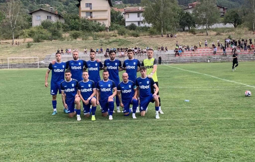 Германея (Сапарева баня) завърши наравно 1:1 като домакин на ФК Банско в мач от 15-ия кръг на Югозападната Трета лига. Това беше второ поредно равенство за тима, ръководен от старши треньора Асен Нешев, който в последните пет мача има 2 победи, 2 равенства и само 1 загуба. Домакините от Сапарева баня поведоха в резултата след попадение на щатния си нападател Робертин Атанасов. Той откри резултата в 30-ата минута, след като се възползва от лошо изчистване на топката от гостите в наказателното поле. Преди това, в 20-ата минута, гостите от Банско уцелиха греда след удар на Руслан Иванов от пряк свободен удар. До края на първото полувреме Банско успя да изравни чрез гол на Димчо Йовчев, който демонстрира съобразителност в наказателното поле на Германея, възползвайки се от недобре изчистена топка от домакините. През второто полувреме гостите имаха добра възможност чрез Лазар Еринин, но домакините от Германея също създадоха няколко положения, от които обаче не успяха да реализират победен гол. Банско завърши мача с човек по-малко, след като влезлият като резерва Георги Проев получи два жълти и съответно червен картон. В следващия кръг Германея ще гостува в регионално дерби на Пирин Разлог.