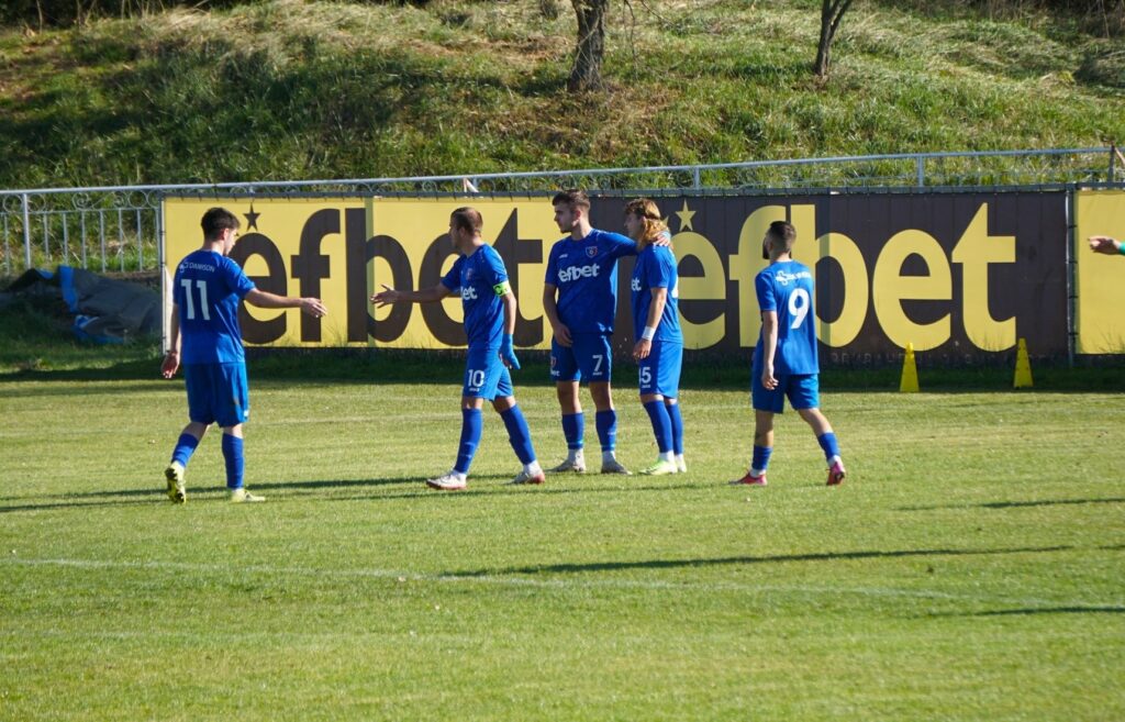 Струмска слава Радомир разгроми Пирин Гоце Делчев с 5:0 в мач от 15-ти кръг на Югозападната Трета лига. С този убедителен успех, отборът от Радомир се настани на второ място в класирането с 33 точки, изоставайки само с три от временния лидер Рилски спортист. Дейвид Джоров се отличи с два гола, а Даниел Начев, Александър Аспарухов (от дузпа) и Емилиян Петров добавиха по един съответно. През първата половина на мача домакините откриха резултата чрез Дейвид Джоров в 23-та минута, след като бе подпомогнат от асистенция на Даниел Начев. Малко след това самият Начев отбеляза за 2:0, след като завърши отлично двойно подаване с капитана Александър Аспарухов. През второто полувреме Струмска слава продължи с доминацията си и добави още три гола. Класическият резултат 3:0 бе оформен от Александър Аспарухов от дузпа, след нарушение на вратаря Моламустафа срещу Даниел Начев в наказателното поле. В 77-ата минута Дейвид Джоров направи 4:0 като засече с глава центриране на юношата Георги Николаев. Крайното 5:0 оформи друг юноша на Струмска слава – Емилиян Петров, след асистенция от Георги Николаев. В следващия кръг Струмска слава ще гостува на Банско на 8 ноември.