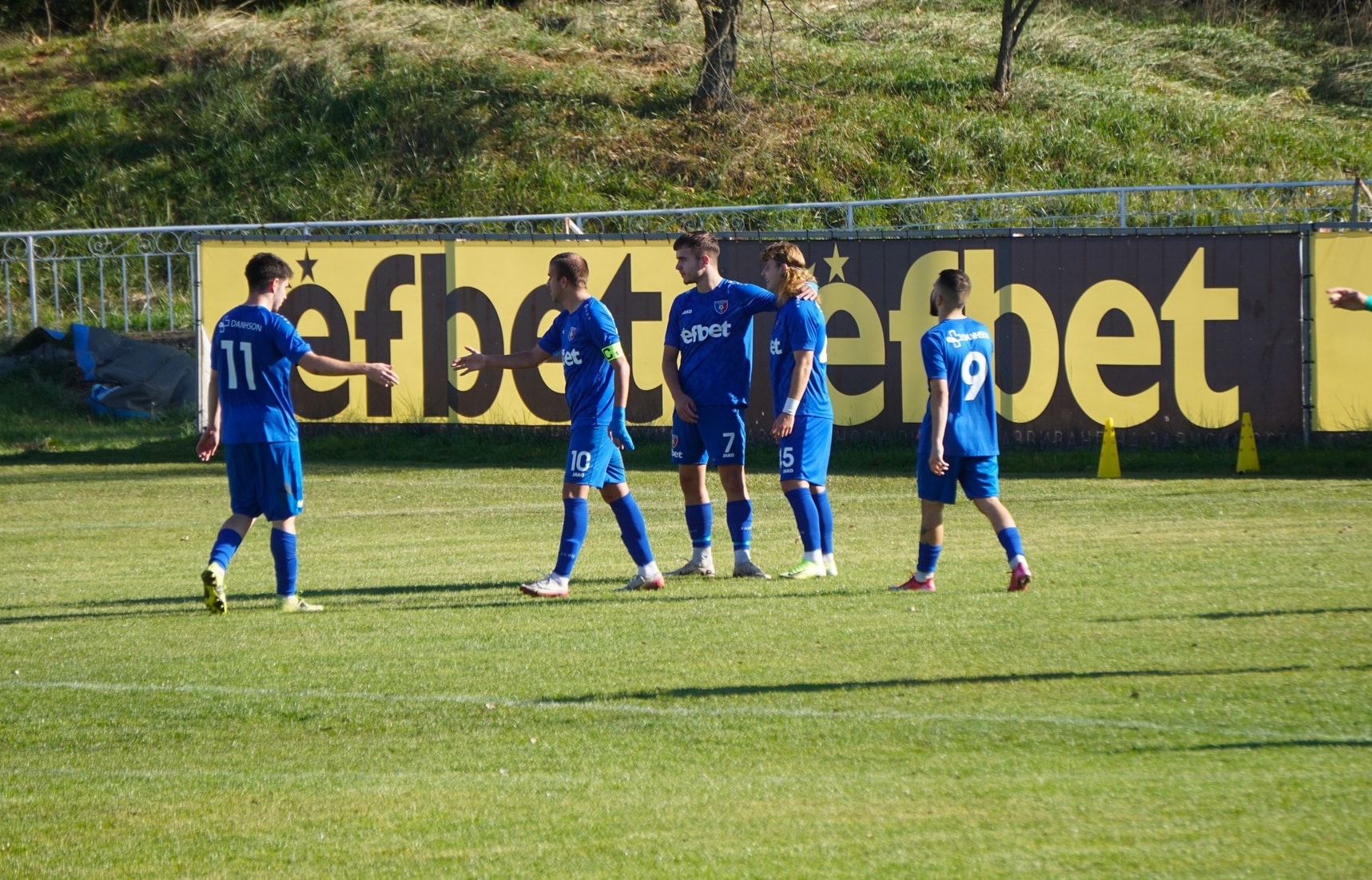 Струмска слава Радомир разгроми Пирин Гоце Делчев с 5:0 в мач от 15-ти кръг на Югозападната Трета лига. С този убедителен успех, отборът от Радомир се настани на второ място в класирането с 33 точки, изоставайки само с три от временния лидер Рилски спортист. Дейвид Джоров се отличи с два гола, а Даниел Начев, Александър Аспарухов (от дузпа) и Емилиян Петров добавиха по един съответно. През първата половина на мача домакините откриха резултата чрез Дейвид Джоров в 23-та минута, след като бе подпомогнат от асистенция на Даниел Начев. Малко след това самият Начев отбеляза за 2:0, след като завърши отлично двойно подаване с капитана Александър Аспарухов. През второто полувреме Струмска слава продължи с доминацията си и добави още три гола. Класическият резултат 3:0 бе оформен от Александър Аспарухов от дузпа, след нарушение на вратаря Моламустафа срещу Даниел Начев в наказателното поле. В 77-ата минута Дейвид Джоров направи 4:0 като засече с глава центриране на юношата Георги Николаев. Крайното 5:0 оформи друг юноша на Струмска слава – Емилиян Петров, след асистенция от Георги Николаев. В следващия кръг Струмска слава ще гостува на Банско на 8 ноември.