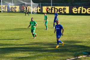 Пирин Гоце Делчев претърпя поражение с 0:5 в гостуването си на Струмска слава Радомир в среща от 15-ия кръг на Югозападната Трета лига. Резултатът не отразява напълно старанието и възможностите на терена, тъй като гостите от Гоце Делчев имаха значителни шансове за голове и можеха да напуснат стадион "Христо Радованов" с напълно различен резултат. Пирин (Гоце Делчев) започна срещата уверено и агресивно, но след това домакините поеха контрола над играта и реализираха два гола през първото полувреме. В 23-тата минута Дейвид Жоров откри резултата, а в 30-ата минута Даниел Начев увеличи на 2:0. През второто полувреме Пирин Гоце Делчев отново получи възможност да отбележи, но в 54-тата минута неразбирателство между вратаря Реджеп Моламустафа и капитана Иван Макриев доведе до дузпа, след като стражът на Пирин фаулира Даниел Начев в наказателното поле. Александър Аспарухов реализира от бялата точка, покачвайки на 3:0. След този резултат гостите продължиха да атакуват и предизвикват отбраната на Струмска слава. Илия Карапетров беше изведен сам срещу вратаря на домакините, но ударът му бе спасен. Христос Маркосян изпрати силен удар от границата на наказателното поле, но топката премина в аут. В края на мача отборът на Радомир вкара още два гола. В 77-ата минута отново Дейвид Жоров бе точен, а в 90-ата минута своя принос даде и Емилиян Петров.