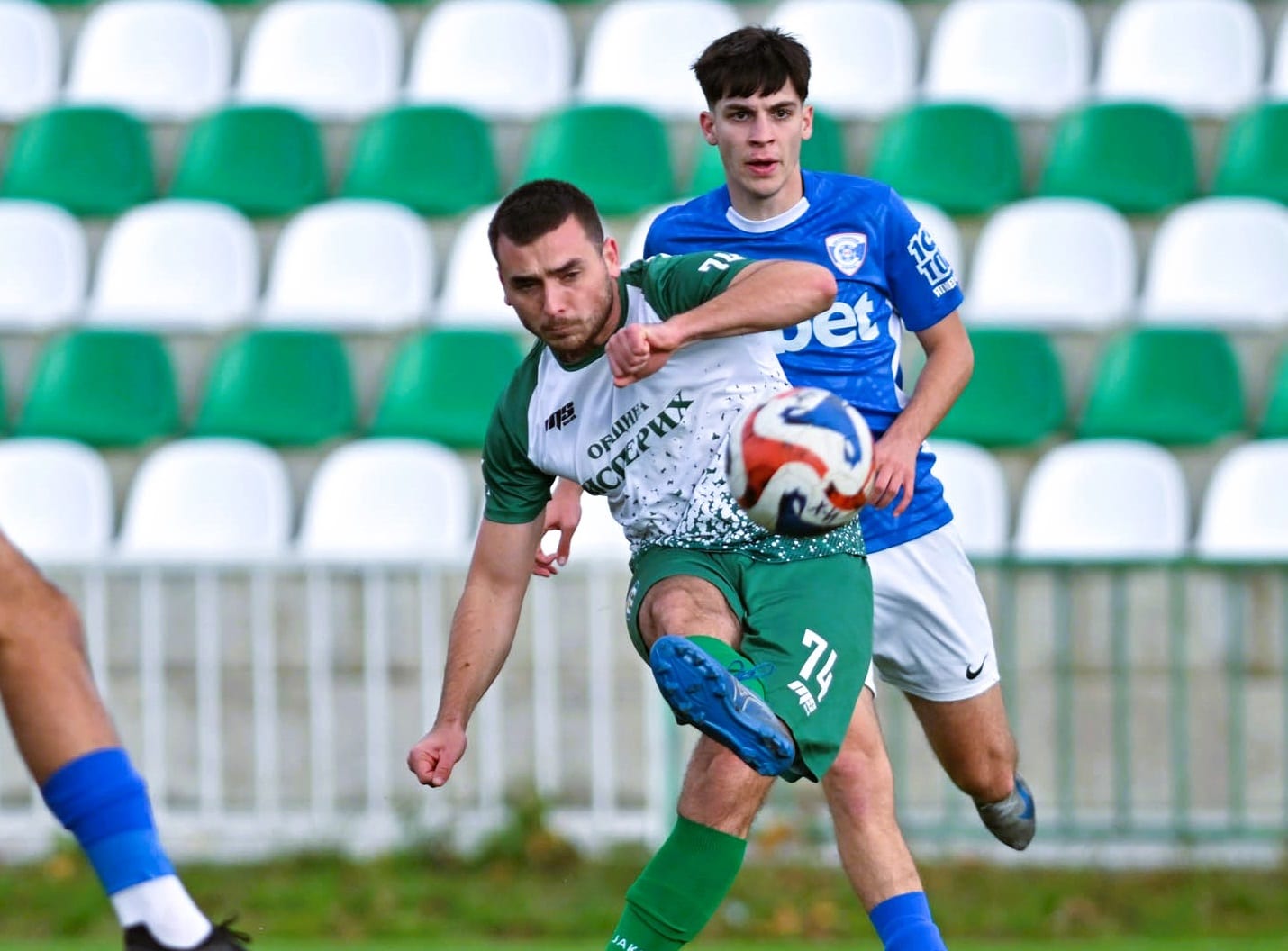Бенковски Исперих завърши наравно 0:0 със СФК Светкавица 2014 (Търговище) в среща от 12-ия кръг на Североизточната Трета лига. Това беше второ поредно равенство за отбора от Исперих, след като в предишните четири срещи постигнаха 4 последователни победи. В днешния мач срещу тима от Търговище домакините доминираха през почти цялото време на терена, но не успяха да реализират гол в противниковата врата. Още във 2-рата минута домакините пропуснаха отлична възможност, след като вратарят на гостите Харун Якубов направи решаваща намеса. В 41-ата минута гостите отвърнаха с удар в гредата след изпълнение на свободен удар. Първото полувреме завърши без голове. През втората част тимът от Търговище се концентрира предимно върху защита и успя да запише точка в Исперих. Следващият мач на Бенковски е гостуване на дублиращия отбор на Черно море Варна в четвъртък, 6 ноември.