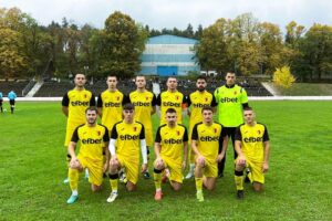 Черноломец (Попово) постигна убедителна победа с 3:0 срещу Ботев (Нови пазар) в мач от 12-ия кръг на Североизточната Трета лига. С този успех отборът се изкачва временно на 4-то място в класирането с 22 точки. В следващия си мач, Черноломец ще гостува на Аксаково на 8 ноември от 14:00 часа. Още във 2-рата минута домакините откриха резултата. След центриране от левия фланг, защитата на гостите не успя да изчисти добре топката, което позволи на Дани Братоев да я изпрати във вратата за 1:0. В 8-ата минута играч на Черноломец удари греда след центриране отдясно, когато от непосредствена близост улучи десния страничен стълб. В 33-ата минута страничният рефер вдигна флаг за засада, което доведе до отмяна на гол за домакините от Попово. В началото на второто полувреме, в 46-ата минута, Светослав Славчев покачи на 2:0. Цялата атака беше красива, като след центриране отдясно, почти от аутлинията, топката стигна до Славчев, който с мощен удар извън наказателното поле реализира. В 52-ата минута Черноломец от Попово оформи крайния резултат на 3:0 благодарение на гол на Цветослав Петров. След като негов съотборник премина през няколко противникови играчи, подаде на Петров, който с прецизен удар извън наказателното поле постигна победоносния гол.