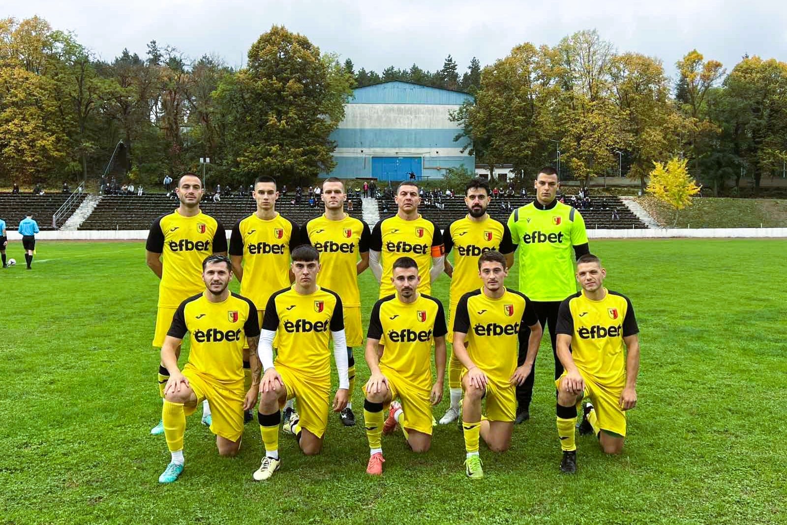 Черноломец (Попово) постигна убедителна победа с 3:0 срещу Ботев (Нови пазар) в мач от 12-ия кръг на Североизточната Трета лига. С този успех отборът се изкачва временно на 4-то място в класирането с 22 точки. В следващия си мач, Черноломец ще гостува на Аксаково на 8 ноември от 14:00 часа. Още във 2-рата минута домакините откриха резултата. След центриране от левия фланг, защитата на гостите не успя да изчисти добре топката, което позволи на Дани Братоев да я изпрати във вратата за 1:0. В 8-ата минута играч на Черноломец удари греда след центриране отдясно, когато от непосредствена близост улучи десния страничен стълб. В 33-ата минута страничният рефер вдигна флаг за засада, което доведе до отмяна на гол за домакините от Попово. В началото на второто полувреме, в 46-ата минута, Светослав Славчев покачи на 2:0. Цялата атака беше красива, като след центриране отдясно, почти от аутлинията, топката стигна до Славчев, който с мощен удар извън наказателното поле реализира. В 52-ата минута Черноломец от Попово оформи крайния резултат на 3:0 благодарение на гол на Цветослав Петров. След като негов съотборник премина през няколко противникови играчи, подаде на Петров, който с прецизен удар извън наказателното поле постигна победоносния гол.