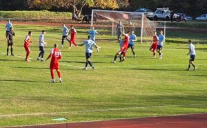 Отборът на Ком (Берковица) завърши наравно 0:0 в двубой от 11-ия кръг на Северозападната Трета лига. Тази среща на практика беше от последния кръг за есенния период на сезона, но Ком има предстоящ отложен мач като гост на ФК Троян, който ще се проведе на 8 ноември от 14:00 часа в Троян. С този резултат отборът от Берковица прекрати впечатляващата серия от 10 поредни победи на гостите от Свищов, които не бяха допускали равенство до момента през сезона. Мачът беше изключително равностоен, като през първото полувреме и двата тима създадоха заплахи пред вратите. Вратарят на свищовлии, Християн Стоянов, показа отлична форма през втората част, като отрази удари на Иво Иванов и Ивайло Тодоров.