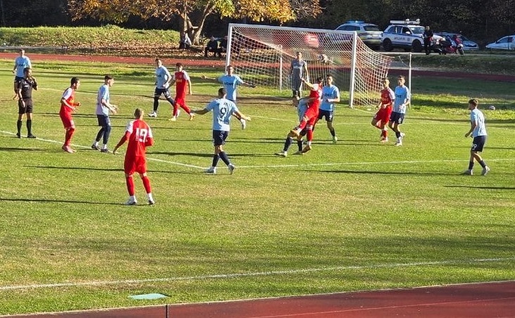 Отборът на Ком (Берковица) завърши наравно 0:0 в двубой от 11-ия кръг на Северозападната Трета лига. Тази среща на практика беше от последния кръг за есенния период на сезона, но Ком има предстоящ отложен мач като гост на ФК Троян, който ще се проведе на 8 ноември от 14:00 часа в Троян. С този резултат отборът от Берковица прекрати впечатляващата серия от 10 поредни победи на гостите от Свищов, които не бяха допускали равенство до момента през сезона. Мачът беше изключително равностоен, като през първото полувреме и двата тима създадоха заплахи пред вратите. Вратарят на свищовлии, Християн Стоянов, показа отлична форма през втората част, като отрази удари на Иво Иванов и Ивайло Тодоров.