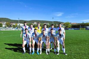 Олимпик (Варна) загуби с 1:2 домакинството си на Волов-Шумен 2007 в мач от 12-ия кръг на Североизточната Трета лига. Варненският тим успя да поведе в резултата, но допусна пълен обрат, осъществен след спорна дузпа в полза на гостите. Никола Стоянов отбеляза красив гол, като по този начин даде аванс на варненци през първото полувреме. Той плонжира, за да засече с глава центриране от фланга, след което топката се озова в мрежата на шуменци. Волов изравни благодарение на Румен Николов в първите минути от второто полувреме, а десетина минути след това получиха дузпа, която им осигури трите точки. Дузпата за Волов бе отсъдена след центриране от свободен удар, последвано от разбъркване в наказателното поле. Играч на гостите игра с глава, пращайки топката аут, като контактът с вратаря на Олимпик дойде след излизането на топката извън терена. "За пореден мач неадекватна съдийска намеса ни лишава от точка или три, защото дузпа е под въпрос. За мен по новите правила за такива действия се дава аут. За пореден път по-опитен отбор, при негативен за него резултат, започва да влияе на главния съдия. Абсурдно е да ни мачкат съдиите като сме млад отбор. Искаме да се свири адекватно.", сподели след срещата един от треньорите в клуба и член на управителния съвет Диан Генчев. Олимпик създаде четири отлични възможности за гол при резултати 0:0, 1:0, 1:1 и 1:2. Два пъти Никола Стоянов пропусна, а по веднъж пропуски направиха Иван Димитров и Юксел Алиев. "Иначе играхме много по-добре. Те нямаха чисти голови положения, изключвайки попаденията и едно в края. Но дори изравнителният им гол стана малко случайно. Все се оправдаваме с младостта, но е факт, че това ни тежи все още.", добави още Генчев. В следващия кръг новакът в първенството ще гостува на Устрем (Дончево).