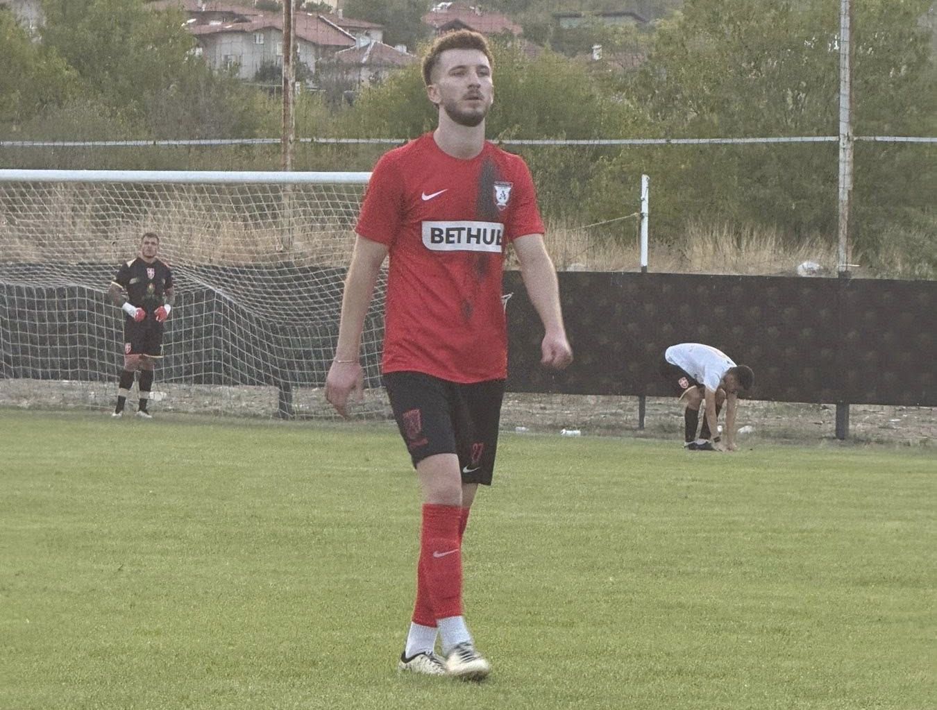 Отборът на Атлетик (Куклен) постигна минимална победа с 1:0 срещу Спартак (Пловдив) като гост в мач от 15-ия кръг на Югоизточната Трета лига. С този успех "баските" прекъснаха поредицата си от три победи и се изкачиха на 11-о място във временното класиране. Единственият гол в мача беше дело на Хенинг Якоби, който преди почивката направи впечатляващ самостоятелен пробив и с красив удар успя да прехвърли вратаря на Спартак, Владимир Сулев. Следващата среща на тима от Куклен е насрочена за 8 ноември от 14:30 часа, когато ще приемат Загорец (Нова Загора) на собствен терен.