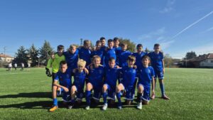 Детският отбор на Левски (Карлово), съставен от таланти, родени през 2013 година, постигна внушителна победа в най-новия кръг от Областното първенство на Пловдив. Младите "сини" футболисти се наложиха с убедителното 6:2 срещу съперниците си от ФК Първомай. В първото полувреме тимът започна неуверено и резултатът беше 1:1, но през втората част Левски демонстрира впечатляваща игра и се класира за убедителна победа. Същевременно, състезателите, родени през 2014 година, претърпяха загуба с 1:2 от Тракия 2004, а мачът на отбора от набор 2011 беше отложен. Поздравления за всички млади футболисти и техните треньори!