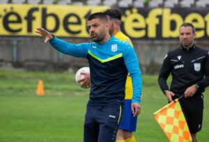 Германея (Сапарева баня) постигна равенство 1:1 като домакин срещу Банско в среща от 15-ия кръг на Югозападната Трета лига. Отборът, ръководен от старши треньора Асен Нешев, има две равенства, две победи и една загуба в последните си пет мача, като няма поражение в последните три двубоя. "Имахме шансове да спечелим този двубой. След като поведохме, гостите ни изравниха една-две минути преди края на първото полувреме. Отново продължаваме да допускаме наши грешки и да не успяваме да затваряме мачове, когато поведем в резултата. Имахме положение да го направим и след като вкарахме първия си гол", коментира старши треньорът Асен Нешев пред официалния сайт на Германея (Сапарева баня). "През второто полувреме гостите излязоха малко по-затворени, а след като им изгониха човек, нормално - заиграха по-прибрани в своята половина. Няколко пъти обаче организираха добри контраатаки и имаха ситуация сам срещу вратаря да отбележат попадение. Ние също имахме положения, но признавам, че и да бяхме вкарали, щеше да бъде плод на случайност", добави наставникът. "Сега ни предстои гостуване на Пирин (Разлог), където се играе много трудно, но ще се опитаме да вземем нещо от този мач и смятам, че имаме сили да го направим", завърши Нешев.