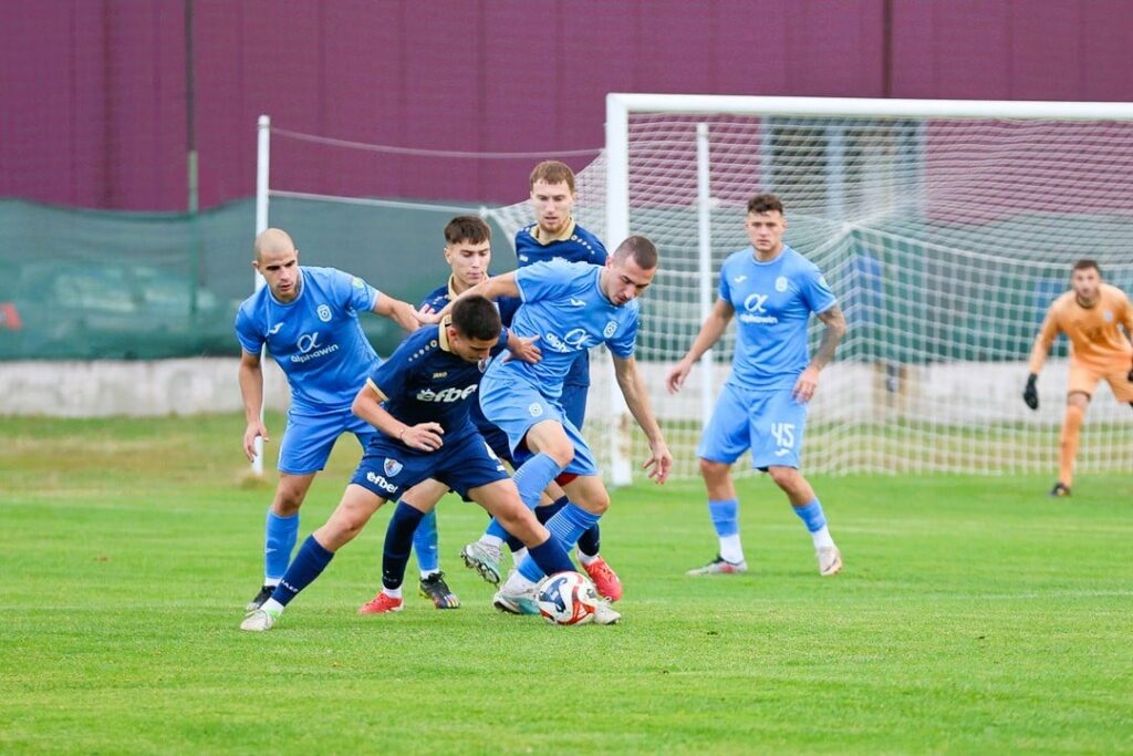 ОФК Костинброд ще се изправи срещу Левски II (София) няколко часа по-рано от предвиденото според първоначалния график. Срещата ще стартира в 11:30 часа сутринта, вместо в 14:00 часа в събота, 8 ноември. Причината за промяната е провеждането на Вечното дерби между Левски и ЦСКА, което ще се състои същия ден с начален час 15:00. Двубоят между дубъла на "сините" и Костинброд ще се проведе на един от помощните терени на стадион "Георги Аспарухов", който е с изкуствено тревно покритие. Отборът на Костинброд пристъпва към мача с две поредни победи като гост. Те успяха да се наложат над Кюстендил и Сливнишки герой (Сливница) с резултати от 2:0. В последното си посещение на Герена, Костинброд също триумфира без да допусне гол в своята врата - 1:0 през април 2024 година.