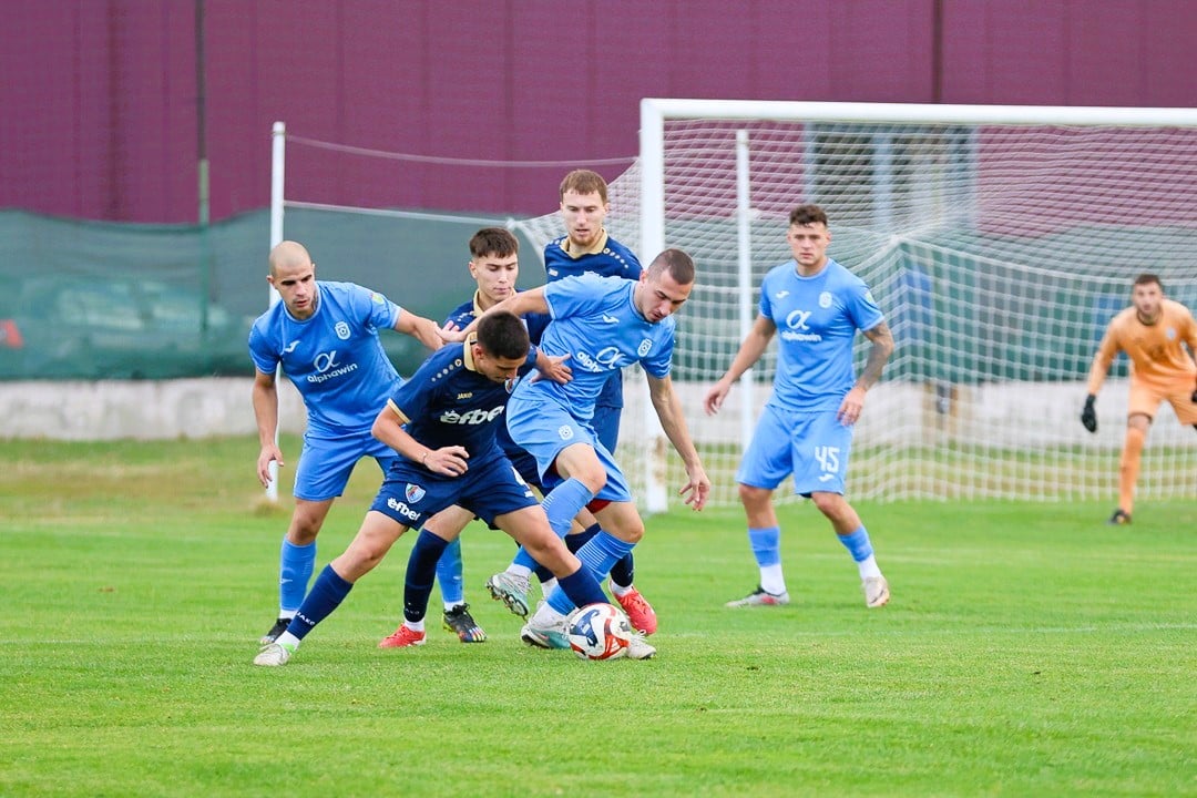 ОФК Костинброд ще се изправи срещу Левски II (София) няколко часа по-рано от предвиденото според първоначалния график. Срещата ще стартира в 11:30 часа сутринта, вместо в 14:00 часа в събота, 8 ноември. Причината за промяната е провеждането на Вечното дерби между Левски и ЦСКА, което ще се състои същия ден с начален час 15:00. Двубоят между дубъла на "сините" и Костинброд ще се проведе на един от помощните терени на стадион "Георги Аспарухов", който е с изкуствено тревно покритие. Отборът на Костинброд пристъпва към мача с две поредни победи като гост. Те успяха да се наложат над Кюстендил и Сливнишки герой (Сливница) с резултати от 2:0. В последното си посещение на Герена, Костинброд също триумфира без да допусне гол в своята врата - 1:0 през април 2024 година.