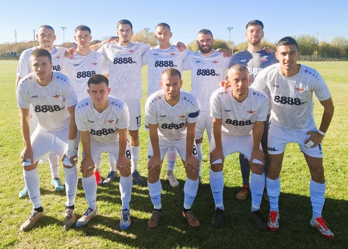 Двубоят между Септември (Симитли) и Септември II (София) от 16-ия кръг на Югозападната Трета лига ще се състои в неделя, 9-ти ноември, от 14:00 часа на "Арена Ситмили". Първоначално мачът беше насрочен за събота, но по молба на домакините е преместен за неделя. Отборът на Септември (Симитли), воден от Спас Стоименов, постигна победа в последния кръг от шампионата, като надигра с 3:2 ОФК Костинброд като гост. Това е втори пореден успех за отбора в гостуване в първенството. В последния мач у дома, обаче, тимът претърпя загуба от Витоша (Бистрица), въпреки че изигра силен мач. Септември (Симитли) има серия от две поредни победи срещу дубъла на елитния Септември (София), след като взе двете си срещи през миналата кампания. Още повече, че Септември II не е вкарвал гол на съименниците си от Симитли в четирите мача между тях. В тези срещи "белите" са спечелили три, а един мач е завършил 0:0.