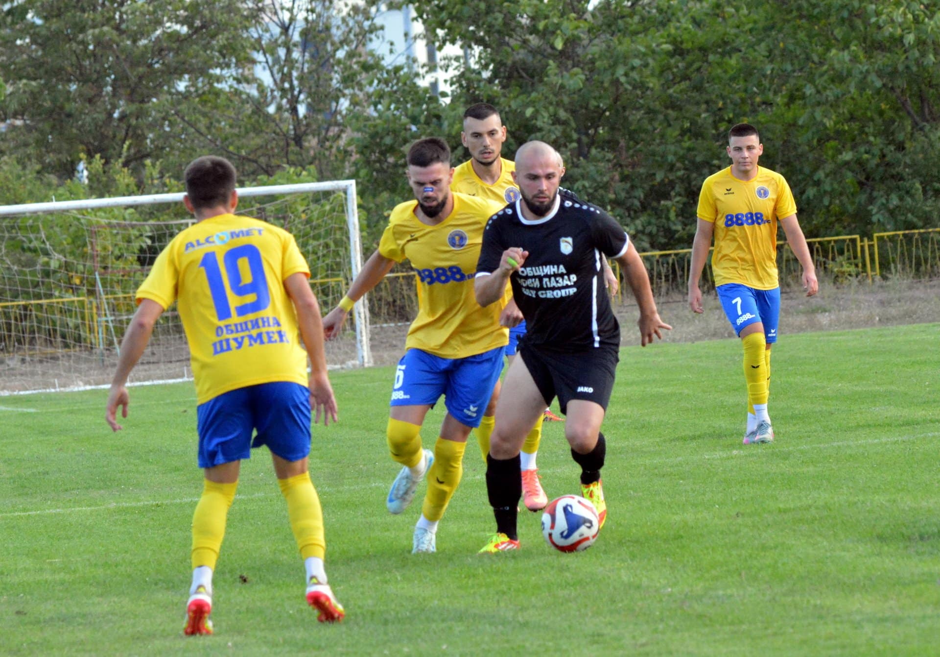 Волов-Шумен 2007 постигна трета поредна победа в Североизточната Трета лига. В отложен мач от седмия кръг "жълто-сините" надиграха с 2:0 ФК Аксаково като гост. Срещата се изигра от 14:30 часа. Първото полувреме беше сравнително равностойно. Въпреки шансовете, гостите не успяха да поведат в резултата. През втората част Волов-Шумен вдигна оборотите и стигна до два гола в рамките на 7 минути. Цветан Илиев откри резултата в 52-рата минута, а Димитър Игнатовски удвои в 59-ата с индивидуална акция. До края на срещата Илиев уцели греда, а Алекс Наков и Жечко Йорданов пропуснаха сами срещу стража на Аксаково. Домакините също имаха добри изяви, но не успяха да отбележат. "Мисля, че доминирахме през целия мач и 2:0 беше най-малкото, с което можехме да спечелим. Дано да поставим една добра основа за добри резултати, защото след двубоя със Светкавица ни чакат тежки мачове с Попово и Исперих. Но нека да гледаме мач за мач, а не след няколко кръга. Мога да кажа, че ще се борим за тройката.", сподели след срещата президентът на Волов-Шумен 2007 Иван Станчев, който говори за официалния сайт на клуба, изработен по инициативата Дигитален спорт на bookmaker-ratings.com. С тази победа Волов-Шумен 2007 се изкачи на пета позиция с 22 точки, колкото има и четвъртият Черноломец (Попово). В събота отборът приема Светкавица (Търговище), последния в класирането. Срещата ще бъде на 8 ноември от 14:00 часа.