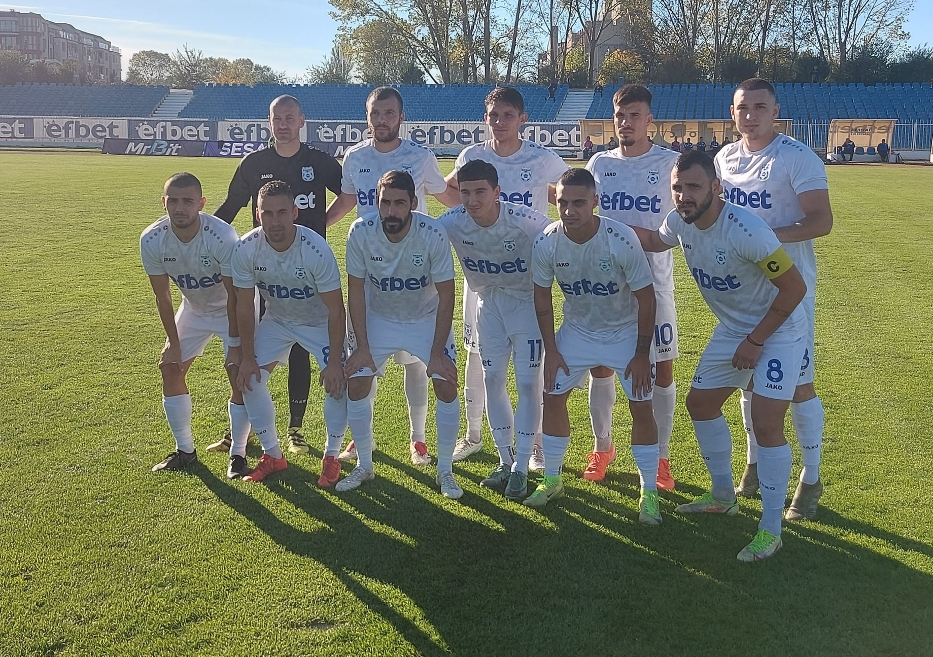 ФК Ямбол е домакин на Секирово (Раковски) в мач от предстоящия 16-ти кръг на Югоизточната Трета лига. Двубоят ще се проведе в събота, 8 ноември, като домакините няма да могат да разчитат на наказания Станислав Вълчев, който бе отстранен с червен картон при загубата от Несебър в предишния кръг. От състава отсъства и контузеният Петър Принджев. Добра новина за старши треньора Иво Калинчев е завръщането на Димитър Николов на терена след дълго отсъствие. Николов бе контузен и възстановяването му продължи почти 2 месеца. От няколко дни той вече тренира с основната група и се очаква да вземе участие в предстоящия двубой.