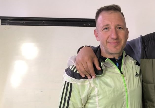 ФК Ямбол се изправя срещу Секирово Раковски в мач от предстоящия 16-ти кръг на Югоизточната Трета лига. В предишния кръг отборът от Ямбол загуби гостуването си на Несебър с 1:3, а в последното си домакинство претърпя поражение от Хасково. Сега тимът влиза в мача с ясната амбиция за категоричен успех срещу гостите от Секирово. "Със сигурност излизаме за победа и съм сигурен, че можем да я постигнем, ако покажем това, което можем. Вярвам в момчетата и във възможностите им," коментира старши треньорът на Ямбол Иво Калинчев. "Не подценявам гостите от Секирово, но смятам, че ние трябва да вземем победата. В миналия мач с Несебър започнахме лошо двубоя. След това в началото на второто полувреме останахме и с човек по-малко, което допълнително наклони везните в полза на домакините", добави наставникът. "За нас победата е задължителна, тъй като ще ни доближи до челниците във временното класиране", завърши Калинчев.