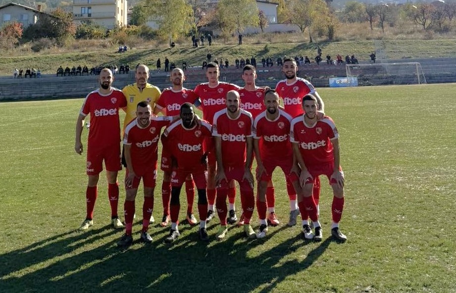 ФК Банско ще приеме Струмска слава в мач от предстоящия 16-ти кръг на Югозападната Трета лига. Това е едно от двете дербита в кръга, като другото ще противопостави Ботев (Ихтиман) и Рилски спортист. Отборът на Банско се радва на серия от пет последователни мача без загуба в първенството, като има само една загуба в последните си десет двубоя. Главният треньор Борислав Хазуров няма да може да разчита на наказания Георги Проев, който получи червен картон по време на равенството срещу Германея (Сапарева баня) в предишния кръг. Проев влезе като резерва и само за няколко минути получи два жълти картона. Всички останали футболисти са на разположение и се очаква да вземат участие в предстоящия мач.