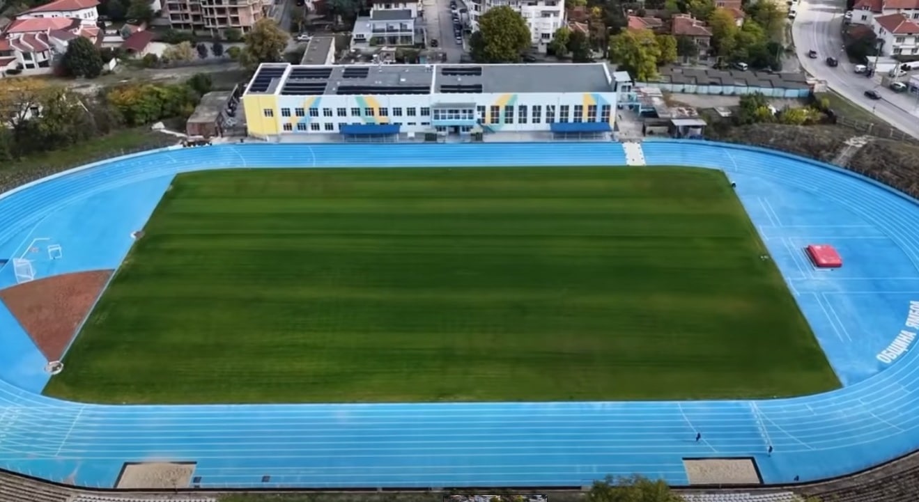 Планиран е ремонт на част от Градския стадион в Ямбол, като работите ще обхванат козирката и трибуните. Финансирането се очаква да бъде осигурено от Министерството на младежта и спорта чрез Националната програма за споделено финансиране на инвестиционни спортни обекти. Община Ямбол реши да кандидатства за финансиране с проектно предложение по време на заседание на Общинския съвет. Според предварителни изчисления, ремонтът ще изисква около 1,8 милиона лева, като около 20% от тази сума ще бъдат предоставени от Община Ямбол, заяви заместник-кметът Енчо Керязов. Наскоро на стадиона беше обновена и сградата на спортния комплекс, с инвестиция над 2.1 милиона лева, осигурени чрез Националния план за възстановяване и устойчивост. Освен това, теренът е с нова тревна настилка.