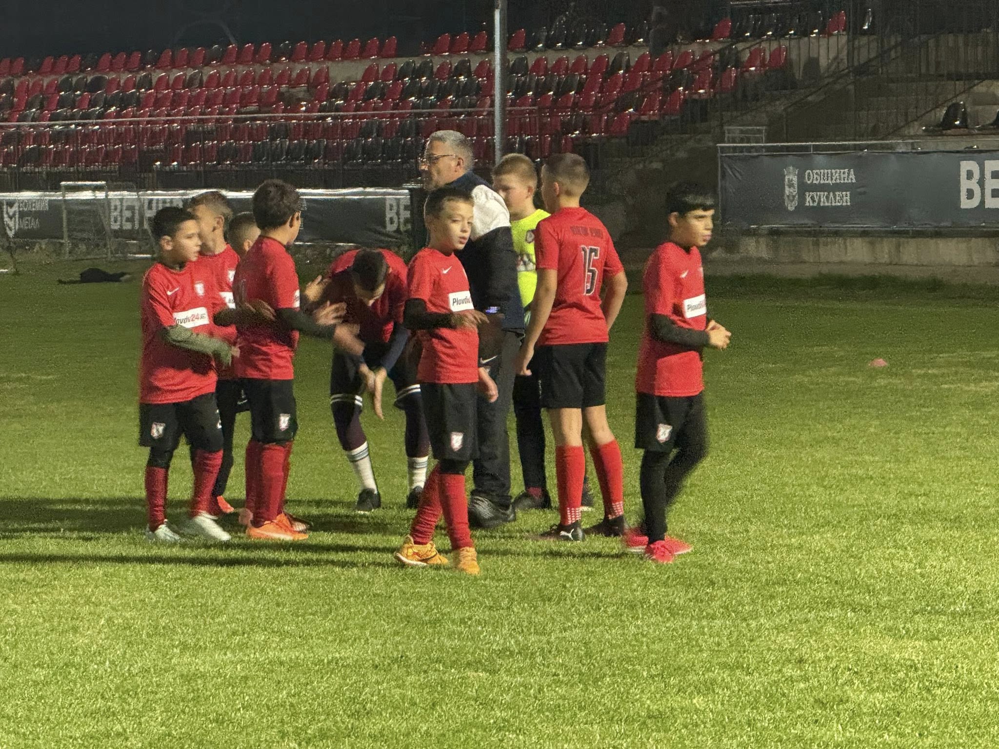 Част от младите таланти на Атлетик (Куклен) изиграха две контролни срещи с Тракия (Пловдив). Двубоите се проведоха под осветление на основния терен на Градския стадион в Куклен. Отбор, съставен предимно от Набор 2014, завърши равенство 2:2 в първия мач. Във втората среща младите "баски" от Куклен победиха с 4:3. Старши треньорът Йордан Белчев използва два различни състава в двата мача, като и двата отбора се представиха много добре. Поздравления за всички деца, техните родители и треньорите им - всички те имат принос за постигнатите резултати.