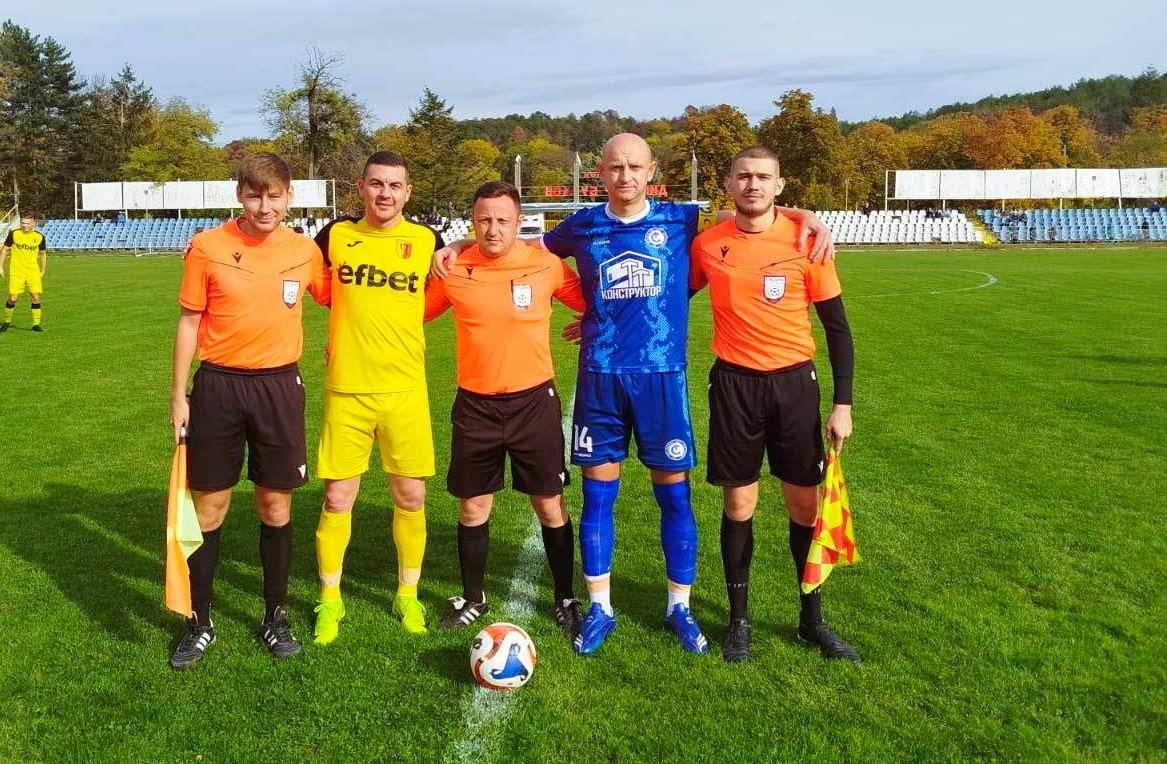 Отборът на Черноломец (Попово) ще има две поредни гостувания в периода на само четири дни. Воденият от старши треньора Невен Венков тим първо ще се изправи в събота (8 ноември) срещу Аксаково. Срещата, която е част от редовния 13-ти кръг на Североизточната Трета лига, ще се проведе от 14:00 часа. "Предстои ни гостуване, което няма да е никак леко, но смятам, че ако покажем това, което можем, имаме големи шансове за победа. Силно се надявам да продължим победната си серия", коментира Венков пред официалния сайт на Черноломец (Попово). Второто поредно гостуване е планирано за сряда (12 ноември) от 14:00 часа срещу дублиращия отбор на Спартак (Варна). Този двубой беше отложен от 9-ти кръг, когато Черноломец участваше в мач за Купата на България срещу ФК Севлиево.