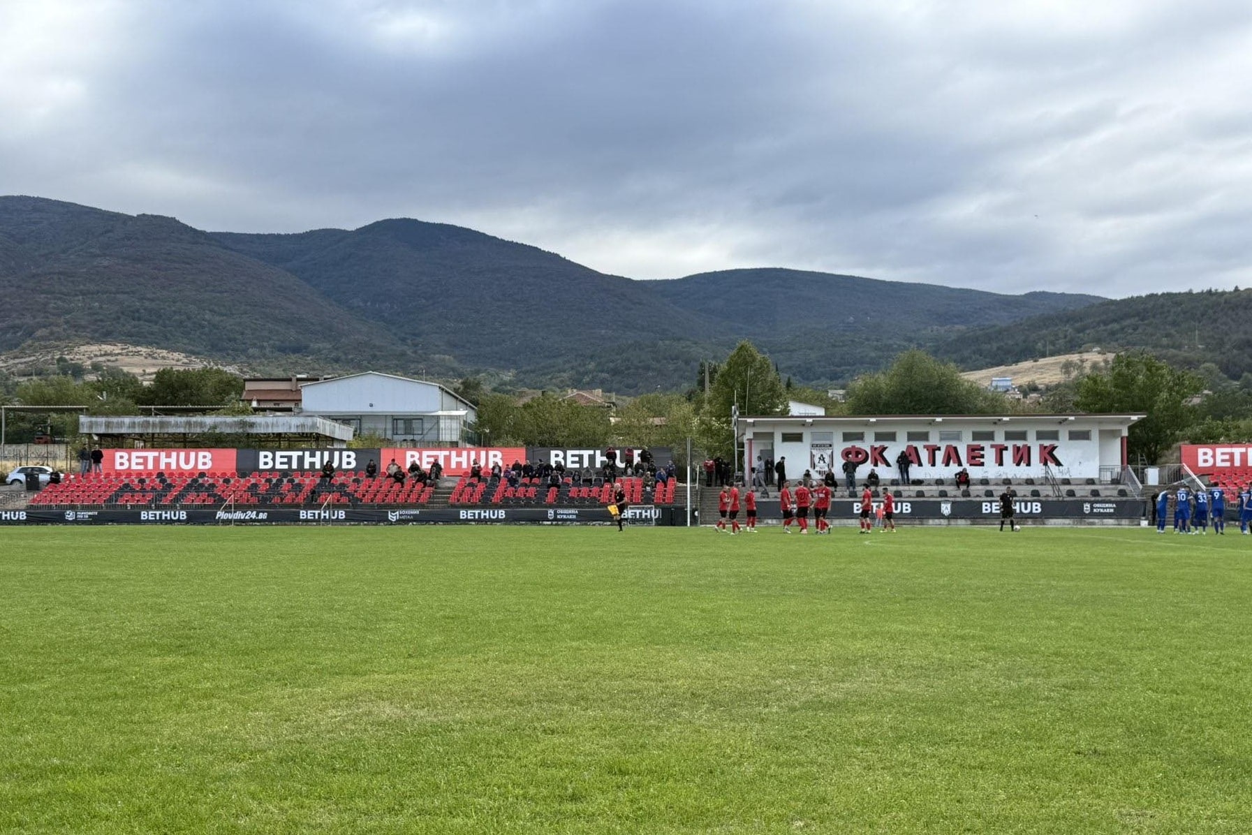 Атлетик (Куклен) е домакин на Загорец (Нова Загора) в мач от 16-ия кръг на Югоизточната Трета лига. Двубоят ще се проведе в събота, 8 ноември, от 14:30 часа. Това е последното домакинство на Атлетик (Куклен) за календарната 2025 година. В следващите два мача до края на есенния дял на сезона "баските" ще гостуват на Асеновец (15 ноември), ще почиват в кръга на 22 ноември и ще играят срещу Димитровград на 29 ноември. Атлетик ще се опита да преодолее негативната статистика срещу Загорец в предстоящия мач. Откакто отборът се завърна в Югоизточната Трета лига през сезон 2016/2017, все още не е постигнал победа срещу тима от Нова Загора. В изиграните досега 17 мача балансът е три равенства и 14 победи за Загорец (Нова Загора). През миналия сезон "баските" претърпяха две загуби, а последната си точка спечелиха през есента на 2023 година с резултат 1:1 в 9-ия кръг.