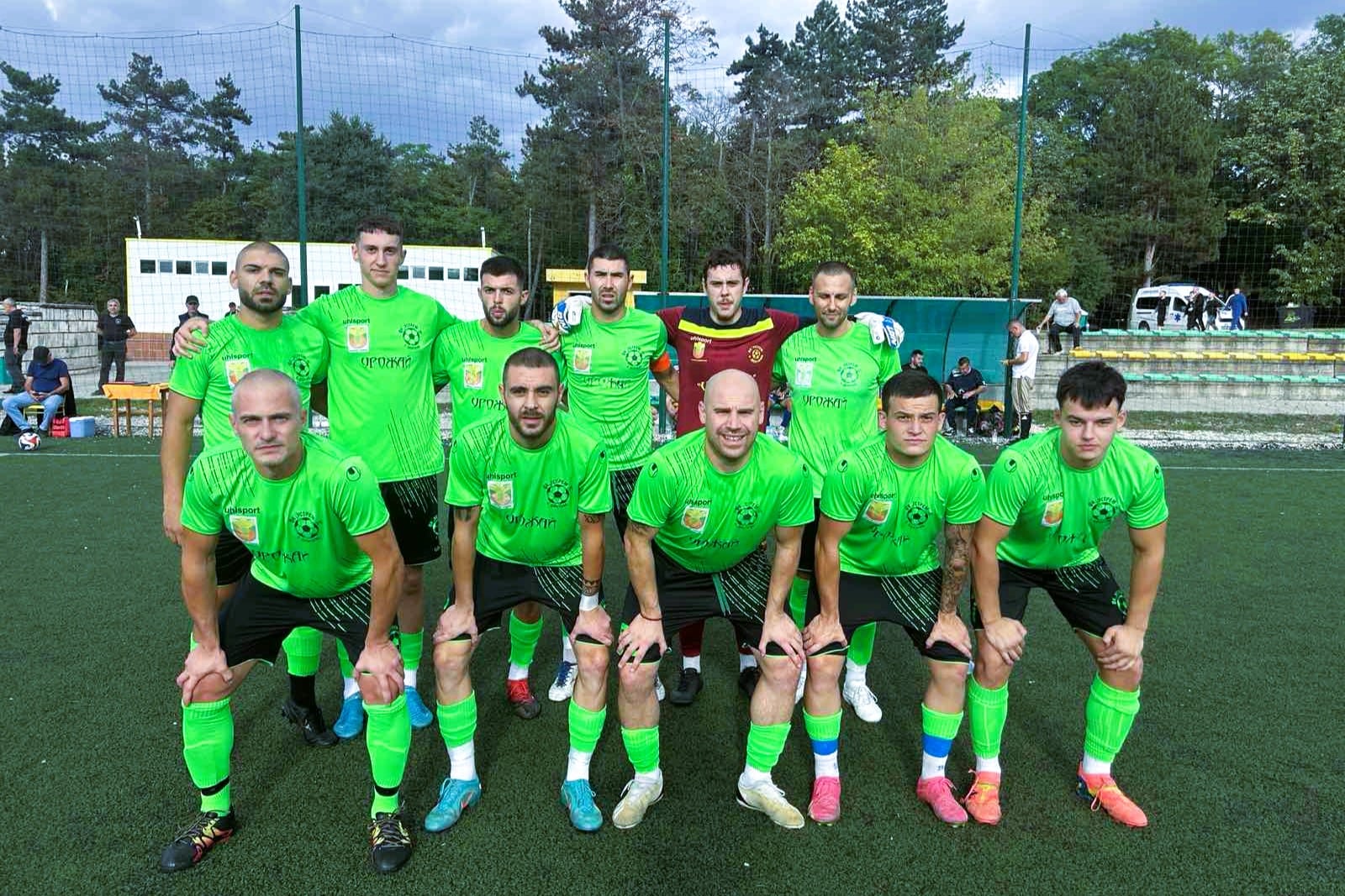 Отборът на Устрем (Дончево) ще приеме младия тим на Олимпик (Варна) в мач от 13-ия кръг на Североизточната Трета лига. Двубоят ще се състои в събота, 8-ми ноември, като беше изместен два часа по-рано от първоначалната програма. Това означава, че срещата на стадион "Дружба" в Добрич ще започне в 12:00 часа, вместо в 14:00, както беше предвидено. Всички футболисти в отбора домакин са на разположение на старши треньора Димитър Димитров. Той не скри, че в тима има лека нервност след трите поредни загуби на "зелените" в шампионата. "Има малко напрежение заради последните резултати, но се надяваме всичко да си дойде на мястото в събота. Олимпик е млад отбор, но не ги подценяваме въобще, защото тичат, тренират и направиха хубави мачове. Надявам се ние да спечелим. Имаме достатъчно двубои до края на есенния дял, за да съберем търсените точки.", сподели преди съботната среща Димитров.