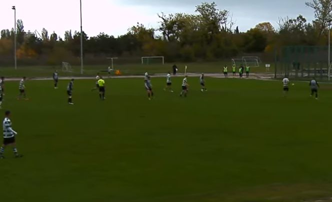 Бенковски (Исперих) завърши наравно 1:1 при гостуването си на дублиращия отбор на Черно море в мач от Североизточната Трета лига. Двубоят беше отложен от 9-ия кръг, когато Бенковски игра в турнира за Купата на България. Отборът на старши треньора Николай Кънчев поведе в резултата с гол на Марин Петров. Той се разписа в 26-ата минута, като получи топката малко пред наказателното поле, преодоля с финт противник и с фалцов удар извън наказателното поле изпрати топката в долния ляв ъгъл на вратата на домакините. Двата отбора се оттеглиха на почивка при този резултат, като домакините също имаха възможност за гол точно преди края на полувремето, но не успяха да я използват. В 46-ата минута домакините получиха право да изпълнят дузпа, след инцидент с Тони Михайлов, който потърси контакт с играч на Бенковски Исперих и падна в наказателното поле. Съдията посочи бялата точка, от която Георги Пасков изравни за крайното 1:1. До края на мача и двата отбора имаха добри възможности да спечелят, но равенството се запази. Следващият мач на Бенковски е в събота, когато ще гостуват на Ботев (Нови Пазар).