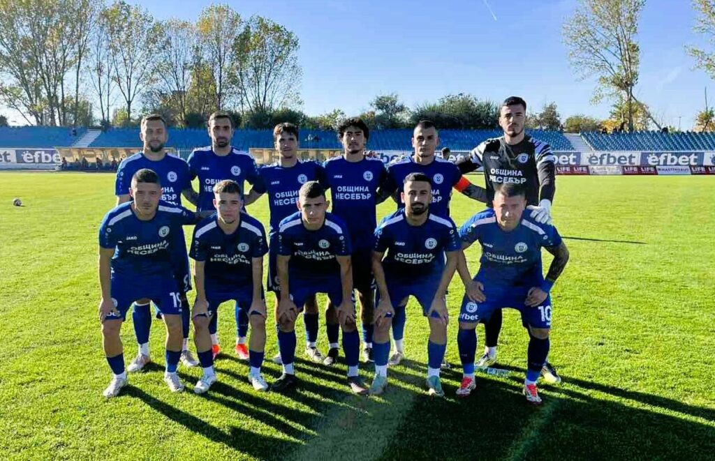 ОФК Несебър приема Марица (Пловдив) в голямото дерби на този сезон в Югоизточната Трета лига. Двубоят е в неделя (9 ноември) от 14:30 часа в Несебър. Марица е на първо място с 37 точки, а ОФК Несебър заема второто място с 36 точки. До момента Марица има 1 равен и 1 загуба, докато ОФК Несебър е допуснал 2 загуби - на старта от Димитровград и сравнително наскоро от Розова долина в Казанлък. Любопитното е, че двата тима не са играли от почти 5 години. През миналия сезон ОФК Несебър беше във Втора лига, а предишните три сезона пловдивчани бяха във Втора лига, докато ОФК Несебър бе в Трета лига. Последните им мачове са от сезон 2020/2021. Тогава в Несебър срещата завършва наравно 0:0, а в Пловдив домакините от Марица печелят с 2:1, като в края на сезона стават и шампиони на групата. През предходния сезон 2019/2020 е и последната победа на ОФК Несебър - с 2:1 като гост в Пловдив през февруари 2020 година, месец преди да настъпи пандемията от Ковид и първенствата да бъдат прекратени.