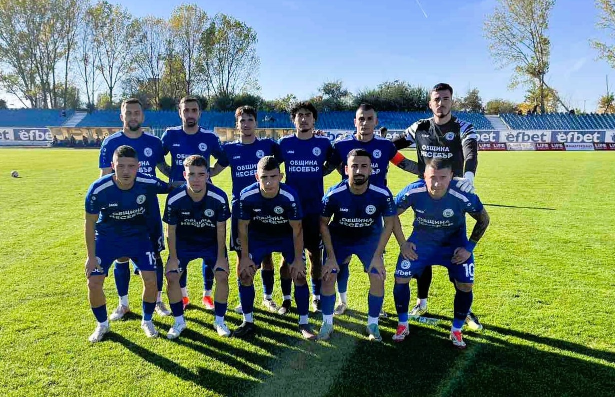 ОФК Несебър приема Марица (Пловдив) в голямото дерби на този сезон в Югоизточната Трета лига. Двубоят е в неделя (9 ноември) от 14:30 часа в Несебър. Марица е на първо място с 37 точки, а ОФК Несебър заема второто място с 36 точки. До момента Марица има 1 равен и 1 загуба, докато ОФК Несебър е допуснал 2 загуби - на старта от Димитровград и сравнително наскоро от Розова долина в Казанлък. Любопитното е, че двата тима не са играли от почти 5 години. През миналия сезон ОФК Несебър беше във Втора лига, а предишните три сезона пловдивчани бяха във Втора лига, докато ОФК Несебър бе в Трета лига. Последните им мачове са от сезон 2020/2021. Тогава в Несебър срещата завършва наравно 0:0, а в Пловдив домакините от Марица печелят с 2:1, като в края на сезона стават и шампиони на групата. През предходния сезон 2019/2020 е и последната победа на ОФК Несебър - с 2:1 като гост в Пловдив през февруари 2020 година, месец преди да настъпи пандемията от Ковид и първенствата да бъдат прекратени.