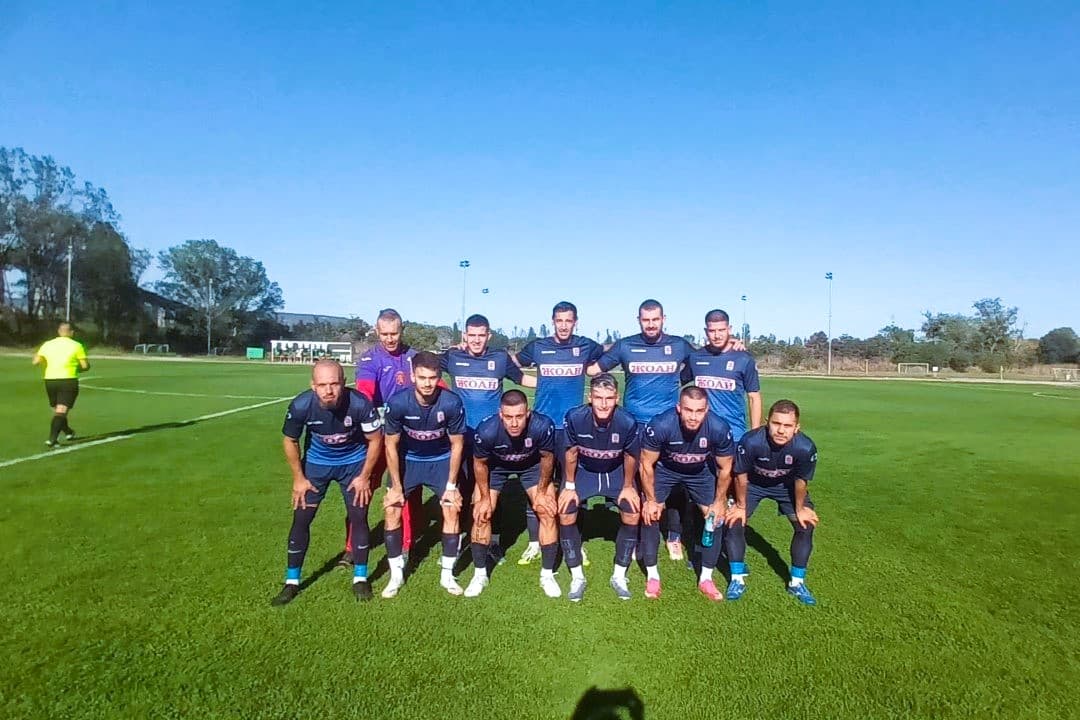 Доростол Силистра ще гостува на третия отбор на Лудогорец (Разград) в един от последните мачове от 13-ия кръг на Североизточната Трета лига. Срещата ще се състои в неделя, 9-ти ноември, от 14:00 часа на базата на разградчани "Гнездо на орли". Силистренци постигнаха победа с 1:0 над Устрем (Дончево) в последния си мач у дома, като по този начин си осигуриха втори успех в последните три сблъсъка. Отборът, воден от Деян Дечев, заема седмо място в класирането с актив от 19 точки. Лудогорец III е на трета позиция с 26 точки и се намира в серия от пет последователни победи. Толкова са и поредните успехи за третия тим на "орлите" в сблъсъците срещу Доростол. През миналия сезон отборът от Силистра загуби с 0:1 при визитата си.