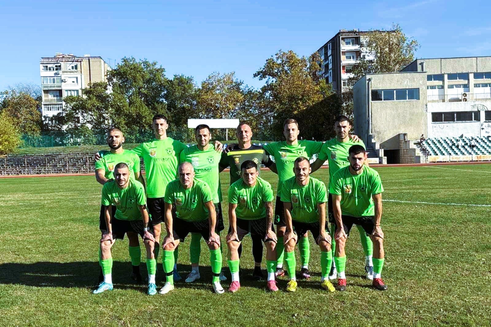 Устрем (Дончево) записа убедителна победа с 4:1 срещу новия участник в лигата Олимпик (Варна) в мач от 13-ия кръг на Североизточната Трета лига. Двубоят се проведе днес в 12:00 часа. Още в петата минута Дони Дончев откри резултата, след като засече центриране от корнер, изпълнено от Дамян Петров. Домакините отпуснаха натиска и в 32-ата минута Олимпик успя да изравни. Радостта им обаче бе краткотрайна, тъй като в 37-ата минута Георги Георгиев възстанови преднината на Устрем, а в 40-ата увеличи резултата на 3:1. В началото на второто полувреме Калоян Кръстев открадна топката по крилото и я центрира в наказателното поле, където Георгиев се разписа за трети път, оформяйки своя хеттрик. В края на срещата Олимпик имаше добра възможност, но Младен Василев успя да избие топката в гредата. "Отпуснахме се доста след ранният гол, за което имахме сериозен разговор на почивката. Сами си направихме по-труден мача. През втората част вече не им дадохме шанс. Изпуснахме още няколко ситуации, те също имаха 1-2 положения. Още по време на тренировката в четвъртък падна напрежението, което имаше.", сподели наставникът на Устрем (Дончево) Димитър Димитров след днешния успех. В следващия кръг отборът ще гостува на последния в класирането Светкавица (Търговище).