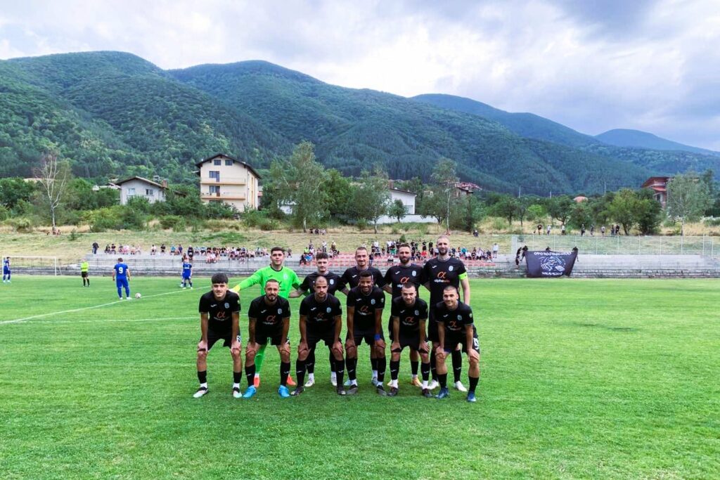 ОФК Костинброд 2012 претърпя загуба с 0:2 при гостуването си на Левски II (София). Двубоят от 16-ия кръг на Югозападната Трета лига се състоя днес от 11:30 часа на един от помощните терени на стадион "Георги Аспарухов". Тази загуба сложи край на успешните игри на костинбродския отбор като гост. Припомняме, че те спечелиха предишните си две визити. Днес обаче тимът загуби за втори пореден път и трети в последните си четири мача. В следващия кръг Костинброд ще приеме третия отбор на ЦСКА (София) на своя стадион "Георги Бенковски".