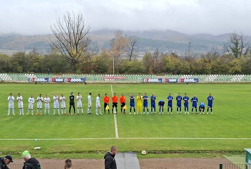 Ботев (Ихтиман) завърши наравно 1:1 срещу временния лидер Рилски спортист в мач от 16-тия кръг на Югозападната Трета лига. Така възпитаниците на старши треньора Валери Свиленов прекъснаха серията от три поредни загуби именно в дербито на кръга срещу борещия се за промоция отбор от Самоков. Първото полувреме завърши без попадения. В 48-ата минута домакините откриха резултата чрез Димитър Панталеев. След грешка от страна на гостите при изнасяне на топката, играчите на Ихтиман организираха атака. След последвалия пас между защитата на Рилски спортист, Панталеев отбеляза с удар от наказателното поле. Около десет минути по-късно гостите изравниха след спорна дузпа. След пас в наказателното поле, играч от Рилски спортист потърси контакт с вратаря Иван Дерменджиев и падна. Реферът Ел-Хатиб отсъди дузпа, която Георги Божилов реализира за 1:1. До края на мача имаше множество нервни ситуации на терена, като особено активен край страничната линия бе старши треньорът на гостите Пламен Крумов, който често се озоваваше на терена.