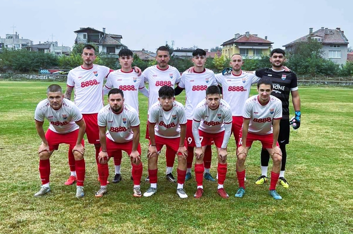 Отборът на Асеновец (Асеновград) претърпя загуба с 1:4 при гостуването си на Гигант Съединение в двубой от 16-ти кръг на югоизточната Трета лига. Интересен факт е, че наставникът на Асеновец, Манол Георгиев, се изправи срещу последния тим, който ръководеше преди да поеме отбора от Асеновград - именно Гигант Съединение. Домакините отбелязаха един гол през първото полувреме, дело на Здравко Жилов в 40-та минута. През второто полувреме отборът на Асеновград не стартира добре, което позволи на Гигант да вкара три бързи попадения чрез Аурел Мусай, Християн Казаков и Георги Мавродиев. Гостите успяха да върнат един гол в 75-та минута за почетното 1:4. Точен бе Макджералд Уоха след асистенция от Атанас Зехиров. В следващия кръг, на 15 ноември, Асеновец ще бъде домакин на Атлетик Куклен, където ще се стреми към задължителни три точки, за да запази шансове за спасение този сезон.