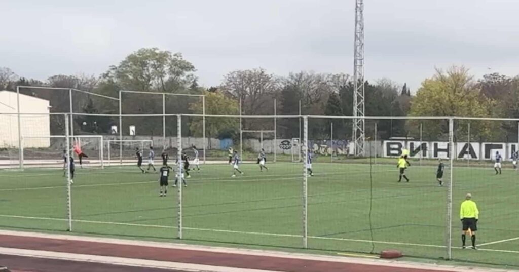 Черноморец (Балчик) постигна победа с 1:0 като гост над Спартак II (Варна) в мач от 13-ия кръг на Североизточната Трета лига. Този успех идва за отбора от Балчик една седмица след равенството с дубъла на Черно море у дома. Единственият гол в мача бе дело на Йордан Радев, отбелязан в 70-ата минута. Радев центрира топката от фланга и тя попадна в горния ъгъл на вратата, неспасяемо за вратаря. Гостите доминираха през по-голямата част от срещата, създавайки множество положения пред вратата на "соколите", които също отговориха с няколко добри ситуации през двете части на мача. През първото полувреме удар на Стефан Митев срещна напречната греда. "Започнахме мача от първата минута на високи обороти и създадохме няколко добри шанса да отбележим. Домакините бяха доста агресивни и ни затрудняваха на моменти в намирането на пролуки в защитата им. През втората част засилихме още повече атаките си и е радостно, че усилията ни бяха възнаградени. Получи се много здрав мач, между два млади отбора.", сподели след срещата старши треньорът на тима Ивайло Станчев. В следващия кръг Черноморец ще приеме шампионите от Септември (Тервел) в Балчик. Двубоят е насрочен за 15-ти ноември, събота, от 14:00 часа.