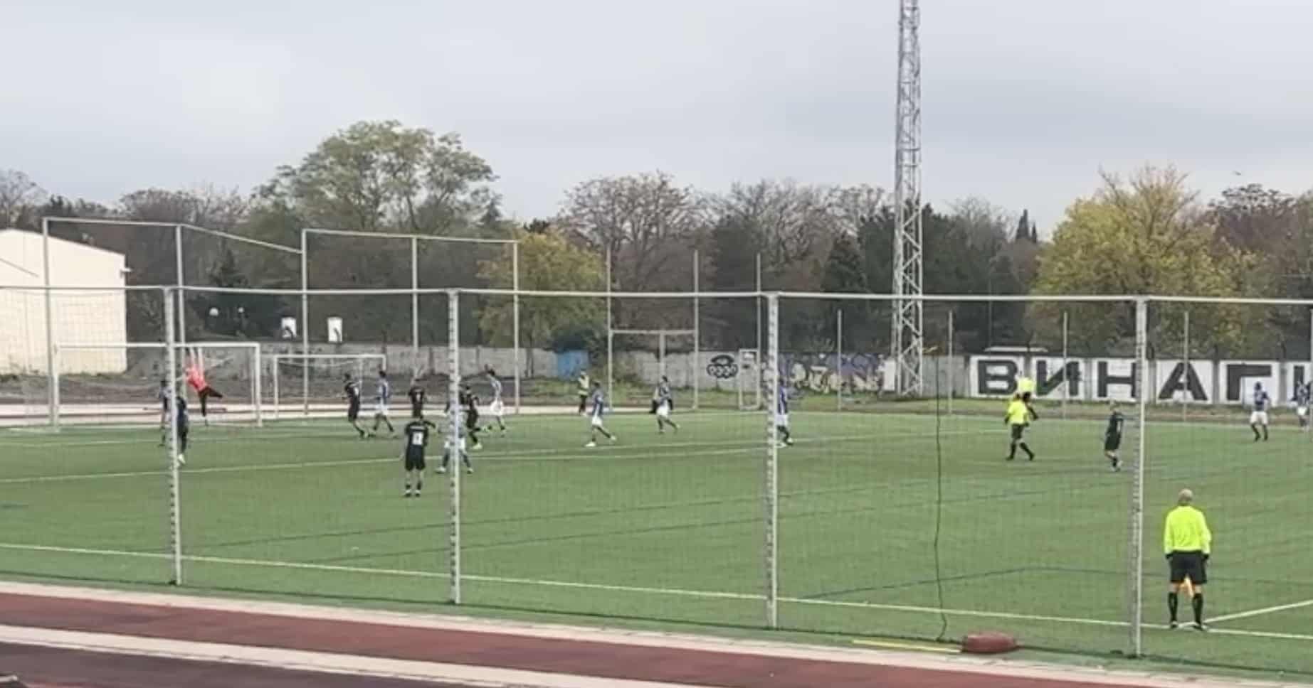 Черноморец (Балчик) постигна победа с 1:0 като гост над Спартак II (Варна) в мач от 13-ия кръг на Североизточната Трета лига. Този успех идва за отбора от Балчик една седмица след равенството с дубъла на Черно море у дома. Единственият гол в мача бе дело на Йордан Радев, отбелязан в 70-ата минута. Радев центрира топката от фланга и тя попадна в горния ъгъл на вратата, неспасяемо за вратаря. Гостите доминираха през по-голямата част от срещата, създавайки множество положения пред вратата на "соколите", които също отговориха с няколко добри ситуации през двете части на мача. През първото полувреме удар на Стефан Митев срещна напречната греда. "Започнахме мача от първата минута на високи обороти и създадохме няколко добри шанса да отбележим. Домакините бяха доста агресивни и ни затрудняваха на моменти в намирането на пролуки в защитата им. През втората част засилихме още повече атаките си и е радостно, че усилията ни бяха възнаградени. Получи се много здрав мач, между два млади отбора.", сподели след срещата старши треньорът на тима Ивайло Станчев. В следващия кръг Черноморец ще приеме шампионите от Септември (Тервел) в Балчик. Двубоят е насрочен за 15-ти ноември, събота, от 14:00 часа.