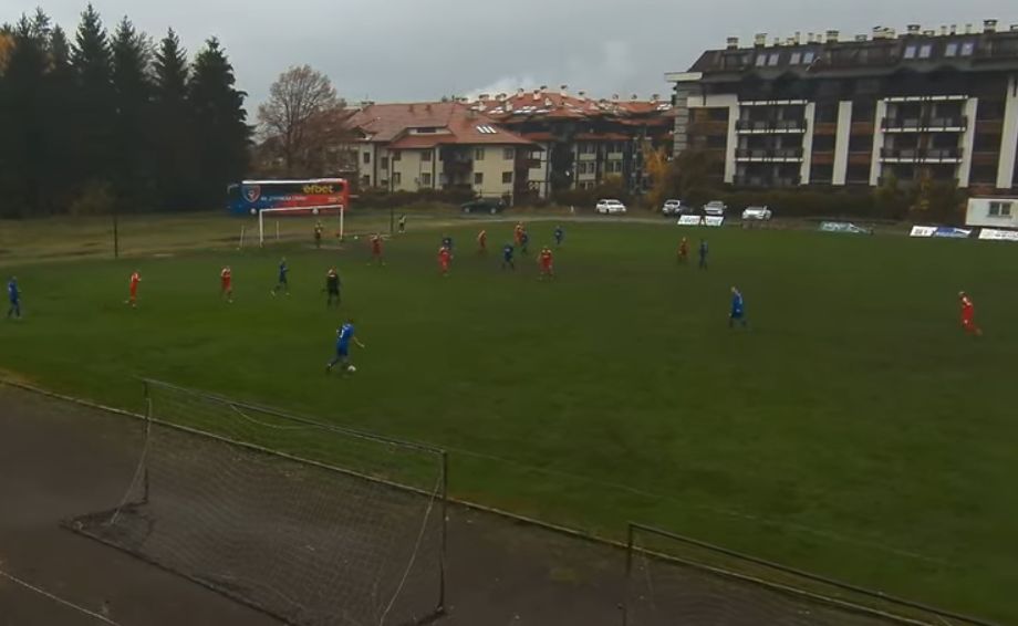 Струмска слава (Радомир) постигна победа с 2:1 като гост срещу ФК Банско в среща от 16-ия кръг на Югозападната Трета лига. След ремито на Рилски спортист, който завърши 1:1 срещу Ботев (Ихтиман), Славата се доближи само на 1 точка от върха, а в завършека на есенния дял от сезона им предстоят три поредни домакински срещи. Още в 18-ата минута радомирци поведоха в резултата с гол на Дейвид Джоров. След центриране отдясно и неуверена намеса на вратаря на домакините, Джоров с глава откри за 1:0. В 28-ата минута ФК Банско изравни след попадение на Лазар Еринин. Домакините създадоха добра атака по дясното крило, след подаване успоредно на голлинията, Еринин успя да засече топката във вратата за 1:1. В 84-ата минута капитанът Александър Аспарухов осигури победния гол за Струмска слава. Гостите организираха великолепна многоходова атака, която завърши с пас вляво в наказателното поле, след което топката стигна до Аспарухов около точката за дузпа и той с прецизен удар по земя донесе ценните три точки за радомирци. Следващият мач на Струмска слава е на 15 ноември в Радомир срещу Пирин Разлог.