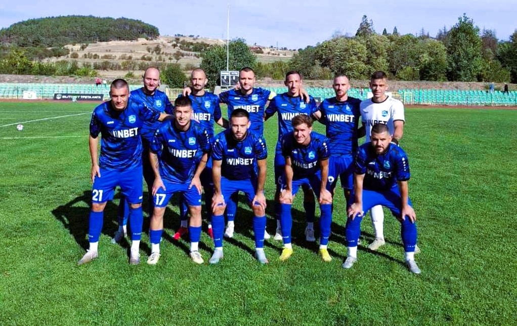 Рилски спортист (Самоков) завърши наравно 1:1 при гостуването си на един от най-силните домакини в Югозападната Трета лига – Ботев (Ихтиман). Мачът от 16-ия кръг на шампионата се състоя на стадион "Христо Ботев" в Ихтиман днес в 14:00 часа. Двубоят започна добре за "скиорите", които в първите 10-15 минути доминираха на терена. Постепенно домакините изравниха играта и липсата на голови ситуации пред двете врати доведе до логичното равенство 0:0 в полувремето. В началото на второто полувреме ихтиманци поведоха след груба грешка на играч от Рилски спортист. Гостите бързо реагираха и възстановиха равенството благодарение на точно изпълнена дузпа от Георги Божилов, след като самият той беше фаулиран от вратаря на Ботев. От средата на второто полувреме до края на мача "скиорите" контролираха инициативата, създавайки няколко голови ситуации, но не успяха да реализират победен гол. "Искам да поздравя момчетата за начина, по който се върнаха в мача и до последната минута търсеха победата. На мен ми е ясно, че срещу нас всички излизат допълнително мотивирани и стимулирани. Но нас това не трябва да ни притеснява. Трябва да си гледаме нашата игра, нашия отбор и да се концентрираме върху нещата, които правим на тренировъчното игрище и да ги пренасяме в мачовете. Още веднъж искам да поздравя играчите за себераздаването и отношението към този мач. Остава да се възстановим и от вторник започваме подготовка за следващия мач.", заяви след днешния мач старши треньорът на тима Пламен Крумов. Следващата среща на Рилски спортист е домакинство на Пирин (Гоце Делчев) в събота, 15-ти ноември, от 14:00 часа. Мачът ще се изиграе на стадион "Искър" в Самоков.