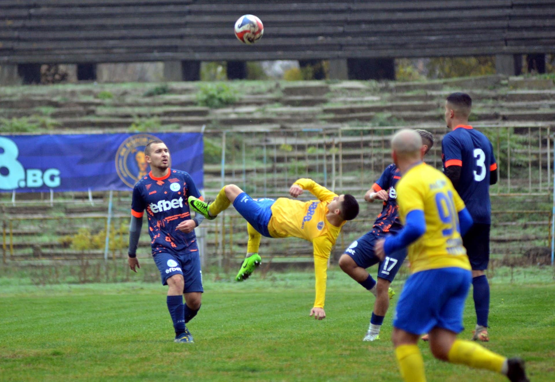 Волов-Шумен 2007 с впечатляваща победа Волов-Шумен 2007 разгроми Светкавица с 5:0 Отборът на Волов-Шумен 2007 постигна убедителна победа като домакин срещу последния в класирането на Североизточната Трета лига, Светкавица (Търговище), с резултат 5:0. Мачът от 13-ия кръг на шампионата се проведе на 8 ноември от 14:00 часа. Още в началото "жълто-сините" можеха да открият резултата, като първият гол беше дело на Златин Боянов в 4-ата минута. Румен Николов увеличи резултата на 2:0 след само десет минути, а скоро след него точен беше и Димитър Игнатовски. До края на първото полувреме Николов отбеляза още едно попадение. В началото на второто полувреме домакините направиха пет смени, като извадиха основни играчи като Румен Николов, Васил Добрев, Димитър Игнатовски и Христо Станчев, за да ги съхранят. Междувременно, Цветан Илиев остана на резервната скамейка и не влезе в игра. В 65-ата минута Златин Боянов реализира втория си гол и оформи крайния резултат. Тежкият и мокър терен поради постоянния дъжд по време на срещата се оказа едно от предизвикателствата пред двата отбора. "Можехме да спечелим и с повече, но нивото на съперника не е критерий. Мога да кажа, че Светкавица нямаше атака, само два много далечни удара. Тотално превъхождахме опонента си. Мисля, че и с втория отбор бихме ги затруднили доста. Чакаме следващия сериозен съперник - Черноломец (Попово). Имаме да си вземем, каквото трябва да си вземем", сподели президентът на шуменци Иван Станчев. В следващия кръг, Волов-Шумен 2007 ще гостува на тима, който миналия сезон победи с 4:3, но загуби служебно. Срещата срещу Черноломец е на 15 ноември, събота, от 14:00 часа.