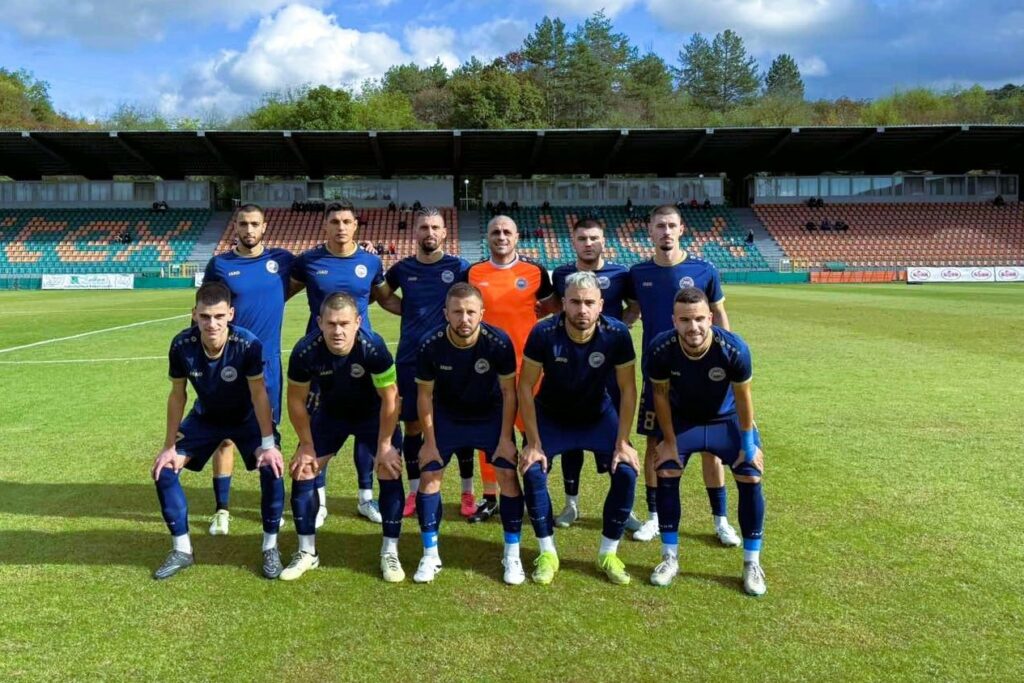 ФК Ловеч претърпя минимална загуба с 0:1 от Партизан (Червен бряг) в отложен мач от 8-ия кръг на Северозападната Трета лига. Срещата беше планирана за октомври, но поради участието на ФК Ловеч в турнира за Купата на България, тя бе отложена. Днес, единственото попадение за домакините беше дело на Стефан Христов в 33-ата минута. След края на есенния дял от сезона в Северозападната Трета лига, ФК Ловеч ще зимува на петото място с 18 точки, само на точка зад четвъртия Бдин (Видин) и на три точки от третия Ком (Берковица).