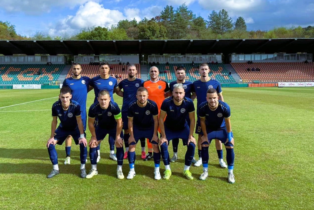 ФК Ловеч претърпя минимална загуба с 0:1 от Партизан (Червен бряг) в отложен мач от 8-ия кръг на Северозападната Трета лига. Срещата беше планирана за октомври, но поради участието на ФК Ловеч в турнира за Купата на България, тя бе отложена. Днес, единственото попадение за домакините беше дело на Стефан Христов в 33-ата минута. След края на есенния дял от сезона в Северозападната Трета лига, ФК Ловеч ще зимува на петото място с 18 точки, само на точка зад четвъртия Бдин (Видин) и на три точки от третия Ком (Берковица).