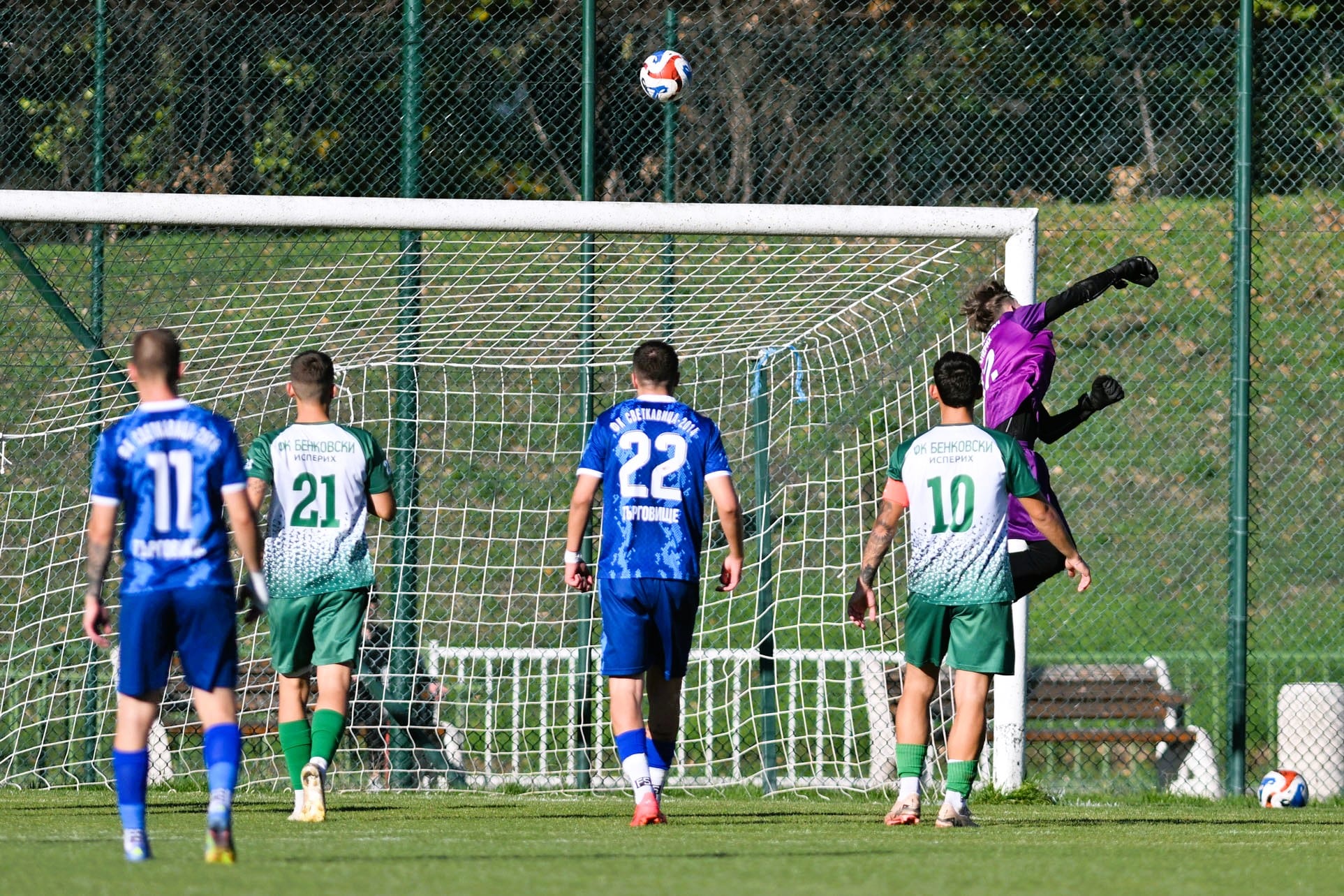 Бенковски (Исперих) постигна победа с 4:2 като гост на Ботев (Нови Пазар) в мач от 13-тия кръг на Североизточната Трета лига. Срещата се проведе в Каспичан, след което Бенковски заема временното 6-то място с 24 точки, като е на само 2 точки от втория - третия тим на Лудогорец, който е с мач по-малко. По време на първото полувреме гостите от Исперих доминираха изцяло и отбелязаха три гола за по-малко от 40 минути. Бенковски откри резултата с 1:0 чрез гол на Микита Ходаковский в 22-рата минута, а Марин Петков удвои преднината в 28-мата минута след дузпа. Отново Ходаковский направи резултата 3:0 в 39-ата минута. Така завърши първото полувреме, а в началото на втората част символичните домакини възстановиха едно попадение от дузпа. В 82-рата минута Банов от състава на Ботев (Нови Пазар) намали разликата на 2:3. Малко по-късно Шюкрю от отбора на гостите бе изгонен след получаването на втори жълт и съответно червен картон. В добавеното време Джунейт Джемалов, който се появи от резервната скамейка, оформи окончателното 4:2. Следващият мач на Бенковски (Исперих) е на 15-ти ноември (събота) срещу ФК Аксаково.