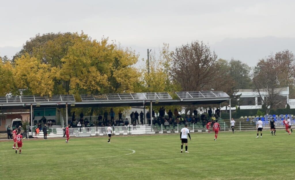 ФК Раковски претърпя поражение с 1:2 срещу ОФК Хасково в 16-ти кръг на Югоизточната Трета лига Отборът на ФК Раковски, воден от играещия старши треньор Валери Домовчийски, срещна сериозни трудности при формирането на състава си за мача. Домовчийски не бе в състояние да участва в срещата, като освен него още девет играчи отсъстваха: Пламен Койрушки, Валентин Карааргиров, Стефан Попов, Тихомир Зайков, Николай Панчев, Доминик Дюлгерски, Иван Дюлгерски, Кристиян Николов и Любомир Романски. Проблемите на домакините се задълбочиха с две принудителни смени. Вратарят Милко Баданов получи контузия през второто полувреме и бе заменен от Мариян Ружин. След това Атанас Найденов също бе принуден да напусне терена, като мястото му зае Пламен Марин. Гостите от Хасково поведоха с гол след изпълнение на корнер, а по-късно по време на втората част увеличиха преднината си на 2:0. Марин Димитров уцели гредата за Раковски, а обичайният голмайстор Петър Атанасов реализира почетния гол за домакините, с което резултатът стана 1:2. Стартов състав на ФК Раковски: Милко Баданов, Теодор Гишин, Денислав Куртев, Ангел Чонков, Атанас Найденов, Марин Димитров, Стефан Петков, Валентин Маджарски, Петър Атанасов, Георги Балджийски, Георги Загорчев.