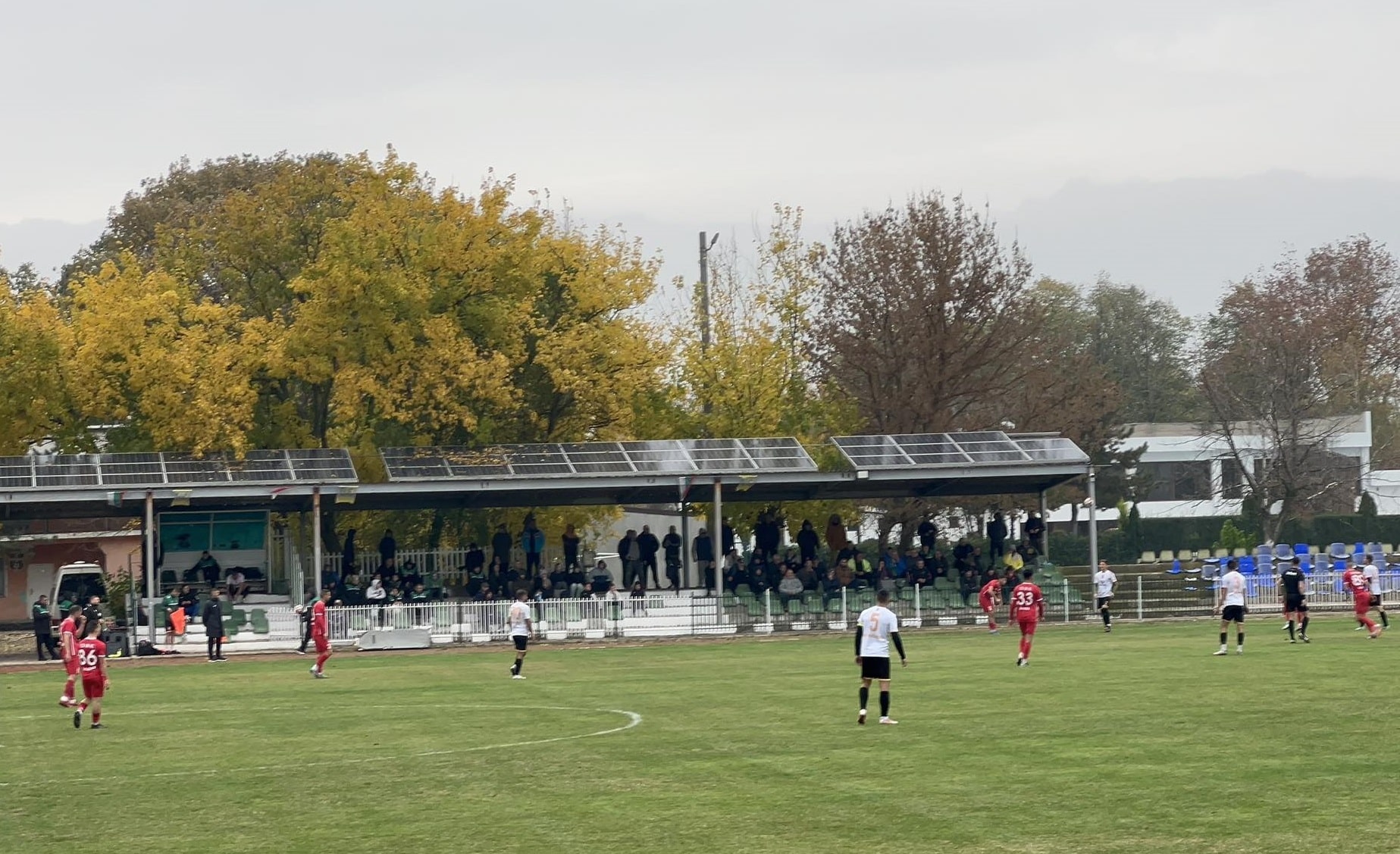 ФК Раковски претърпя поражение с 1:2 срещу ОФК Хасково в 16-ти кръг на Югоизточната Трета лига Отборът на ФК Раковски, воден от играещия старши треньор Валери Домовчийски, срещна сериозни трудности при формирането на състава си за мача. Домовчийски не бе в състояние да участва в срещата, като освен него още девет играчи отсъстваха: Пламен Койрушки, Валентин Карааргиров, Стефан Попов, Тихомир Зайков, Николай Панчев, Доминик Дюлгерски, Иван Дюлгерски, Кристиян Николов и Любомир Романски. Проблемите на домакините се задълбочиха с две принудителни смени. Вратарят Милко Баданов получи контузия през второто полувреме и бе заменен от Мариян Ружин. След това Атанас Найденов също бе принуден да напусне терена, като мястото му зае Пламен Марин. Гостите от Хасково поведоха с гол след изпълнение на корнер, а по-късно по време на втората част увеличиха преднината си на 2:0. Марин Димитров уцели гредата за Раковски, а обичайният голмайстор Петър Атанасов реализира почетния гол за домакините, с което резултатът стана 1:2. Стартов състав на ФК Раковски: Милко Баданов, Теодор Гишин, Денислав Куртев, Ангел Чонков, Атанас Найденов, Марин Димитров, Стефан Петков, Валентин Маджарски, Петър Атанасов, Георги Балджийски, Георги Загорчев.