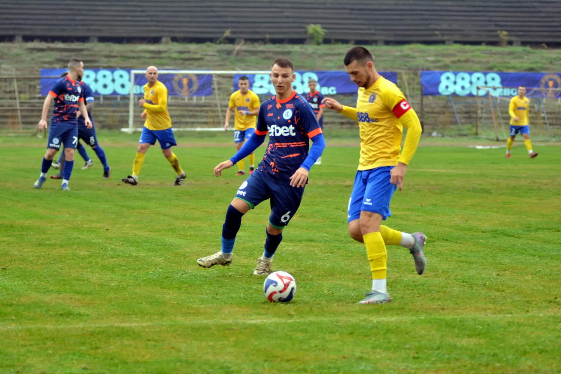 Светкавица Търговище претърпя десетата си загуба от началото на сезона. Вчера тимът отстъпи с 0:5 в гостуването си на Волов-Шумен 2007. Домакините вкараха четири гола още през първото полувреме, като започнаха с почти всички титуляри в срещата. През втората част падна още едно попадение на стадион „Панайот Волов“ в Шумен, с което бе оформен крайният резултат. Светкавица продължава борбата си за съществуване и в сряда ще изиграе отложения си мач с шампиона Септември (Тервел) от 9-ия кръг на шампионата. Двубоят на стадион „Кан Тервел“ започва в 14:00 часа.